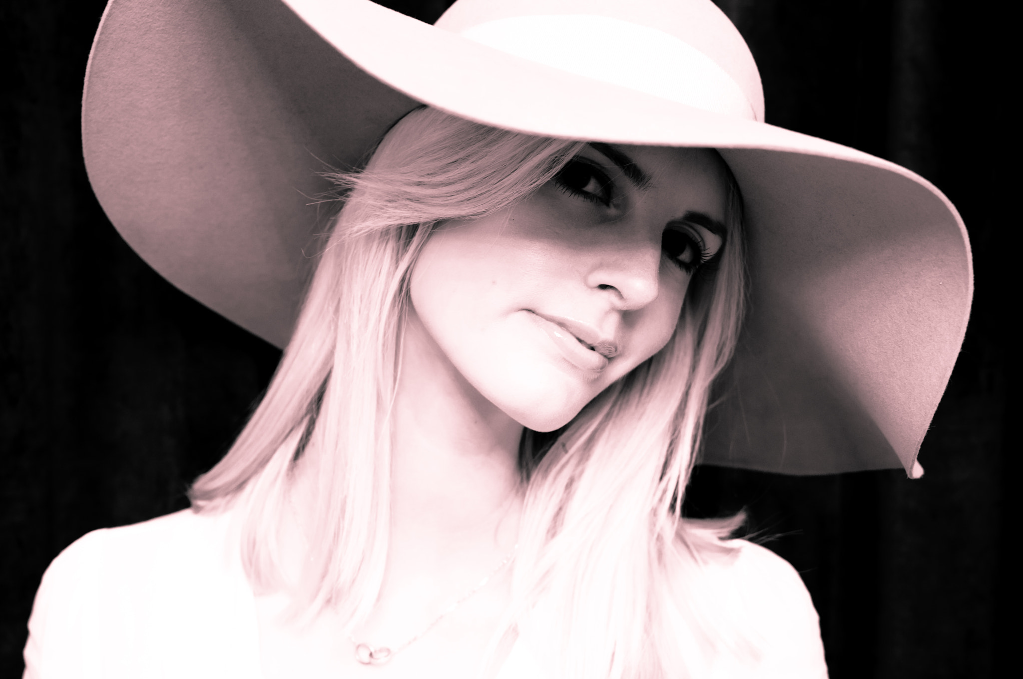 Vario-Elmar 30-90 sample photo. Madeleine b&w hat photography