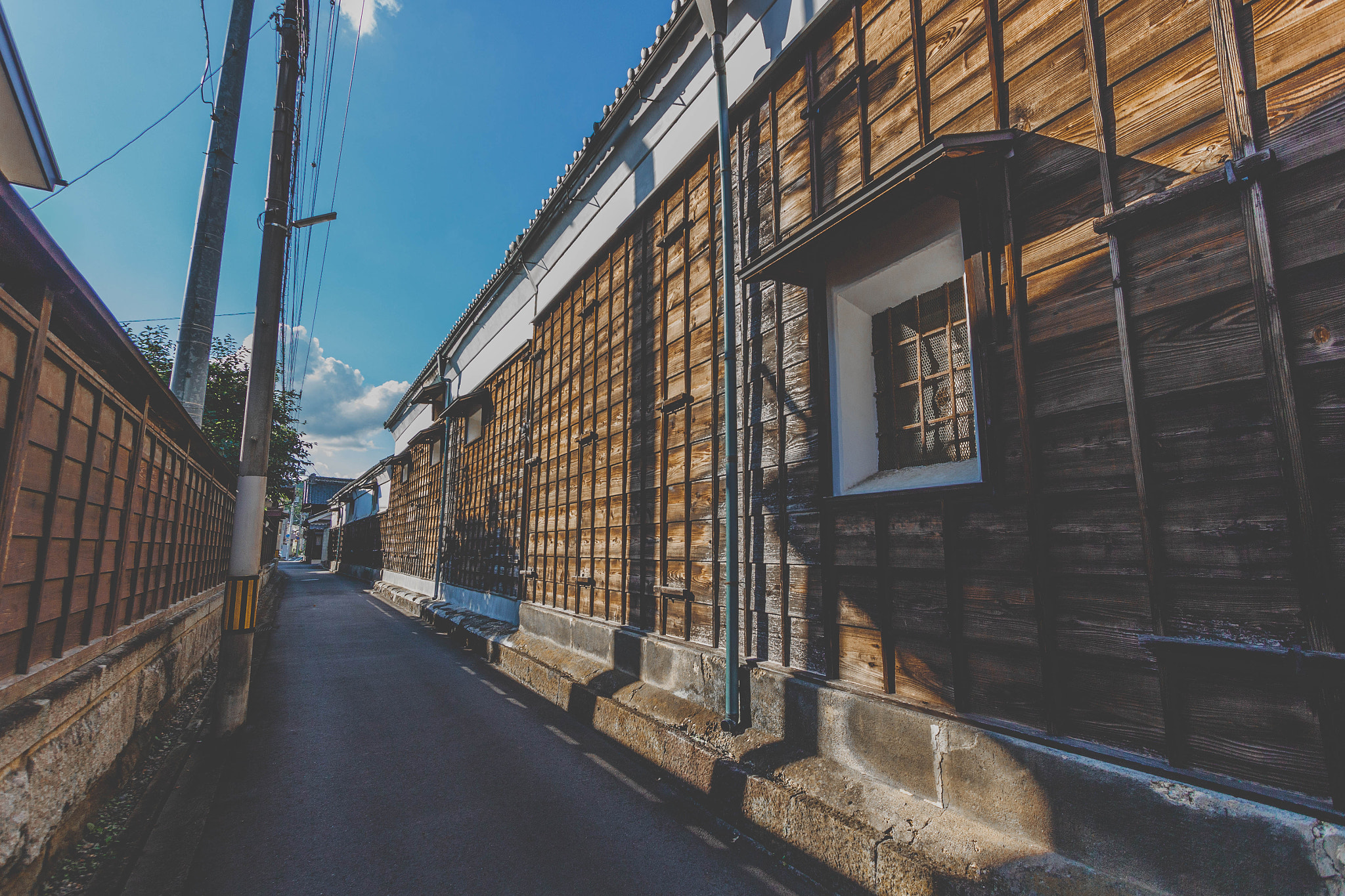 Canon EOS 700D (EOS Rebel T5i / EOS Kiss X7i) sample photo. Storehouse of the back alley photography
