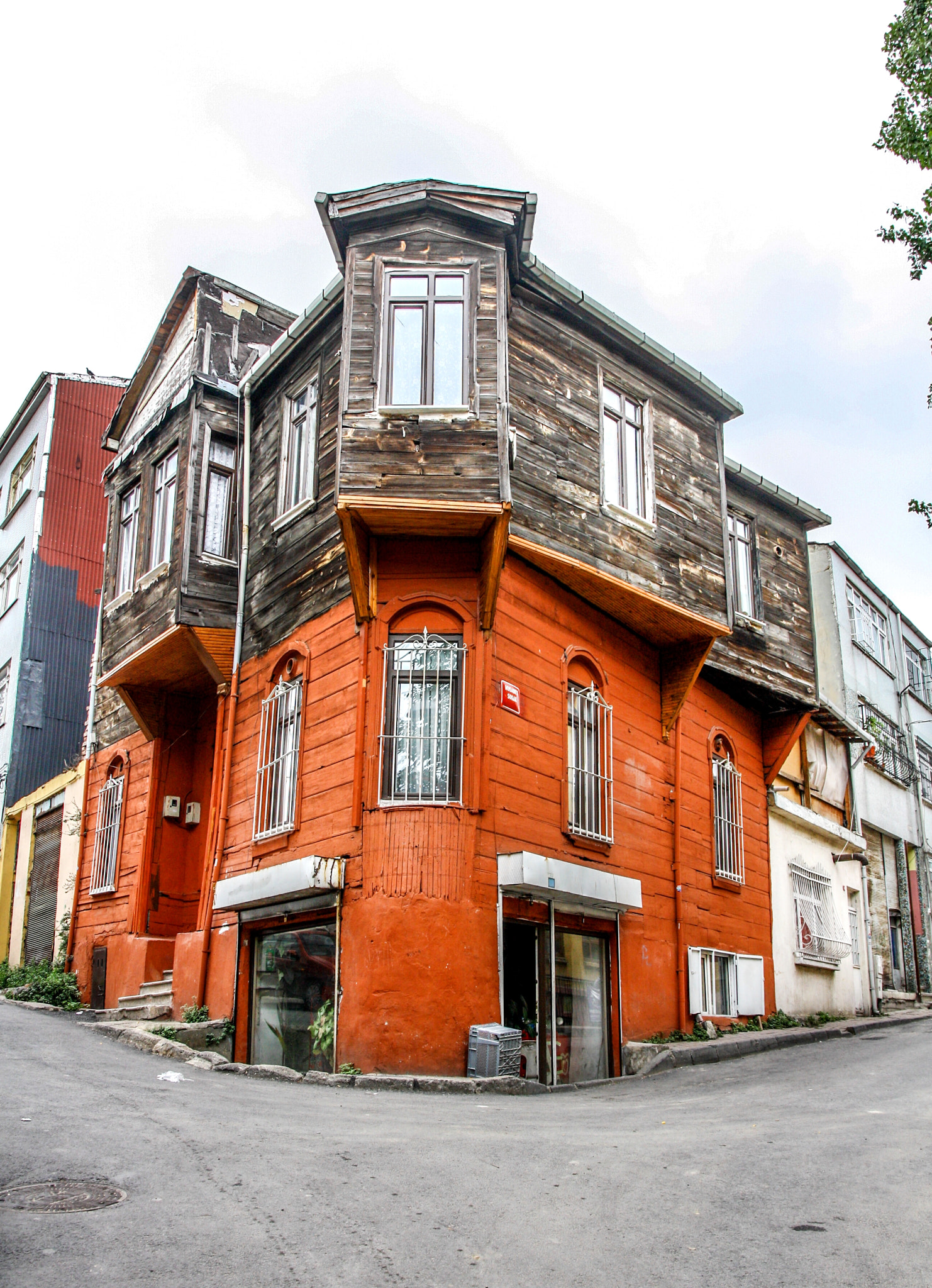 Canon EOS 450D (EOS Rebel XSi / EOS Kiss X2) sample photo. An old house in balat/istanbul photography