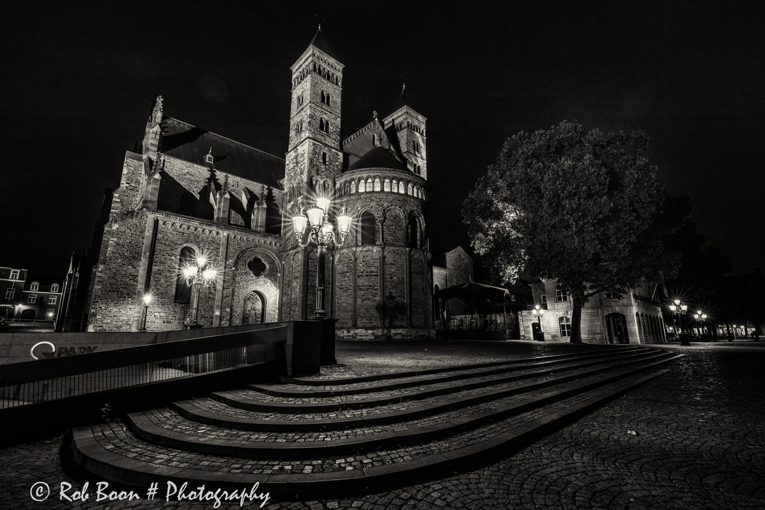 Canon EOS 5DS + Canon EF 16-35mm F4L IS USM sample photo. St. servaas, vrijthof, maastricht 3 photography