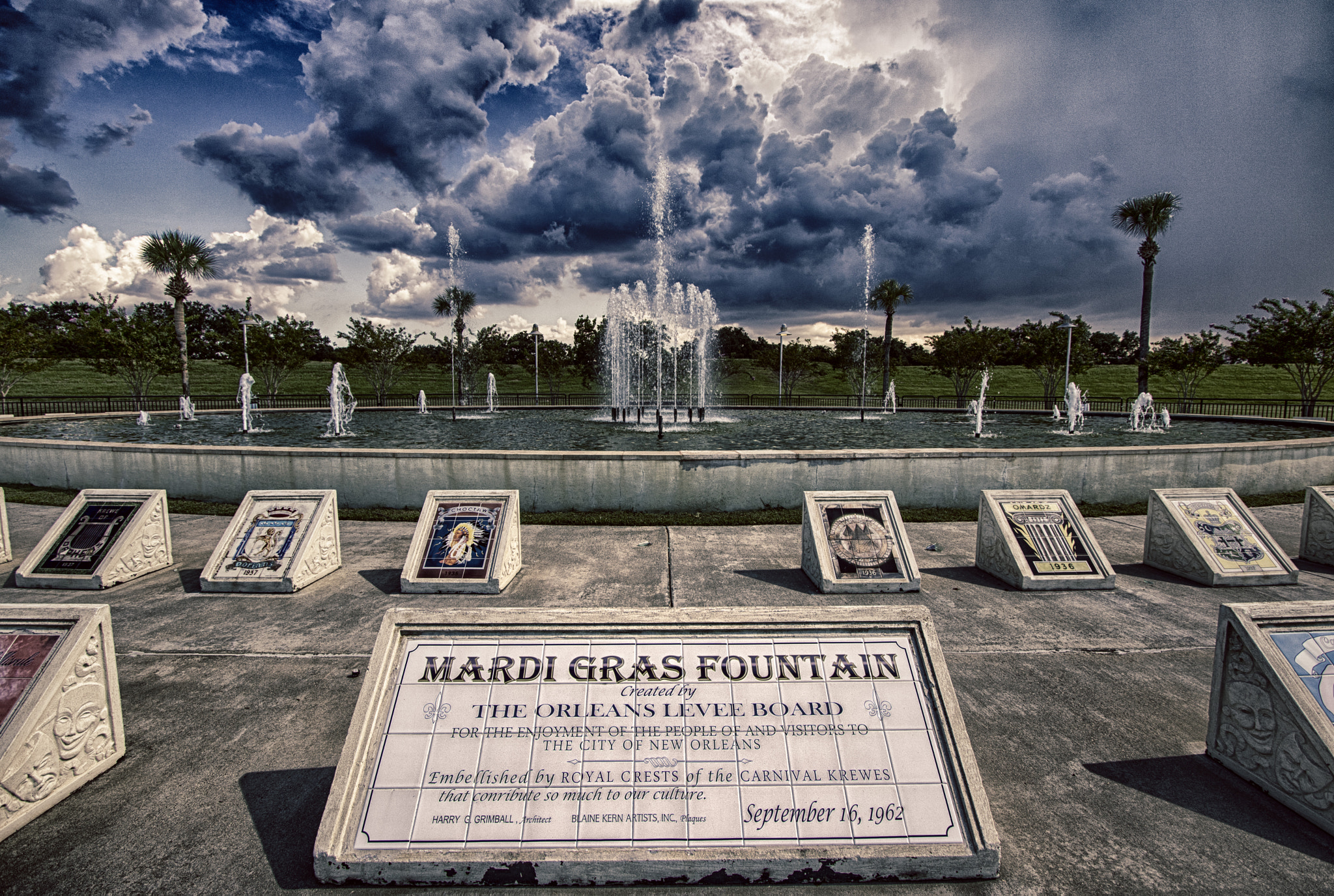 Canon EOS 750D (EOS Rebel T6i / EOS Kiss X8i) sample photo. Mardi gras fountain photography