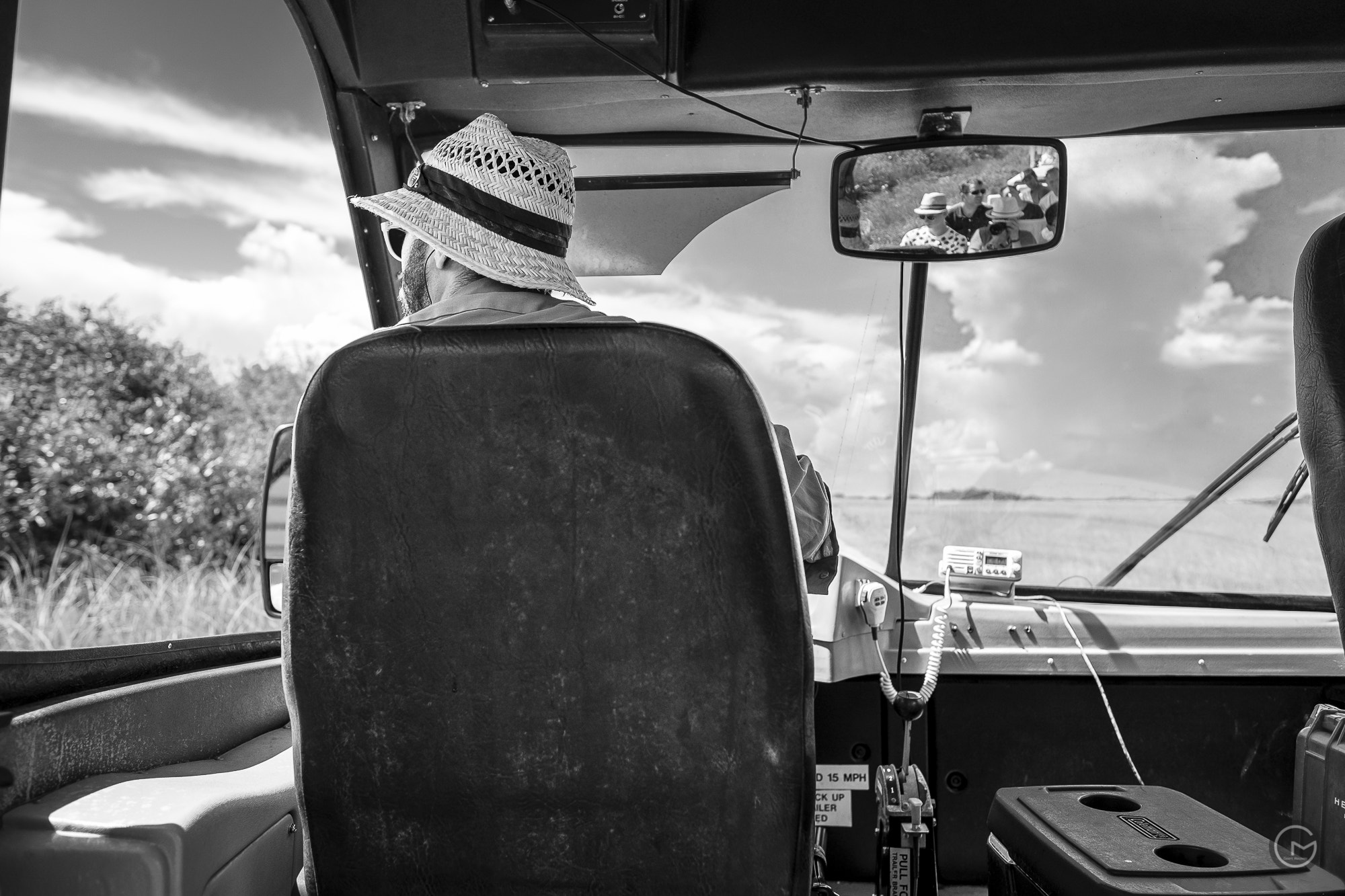 Fujifilm X-E2 + Fujifilm XF 16mm F1.4 R WR sample photo. Local bus driver photography