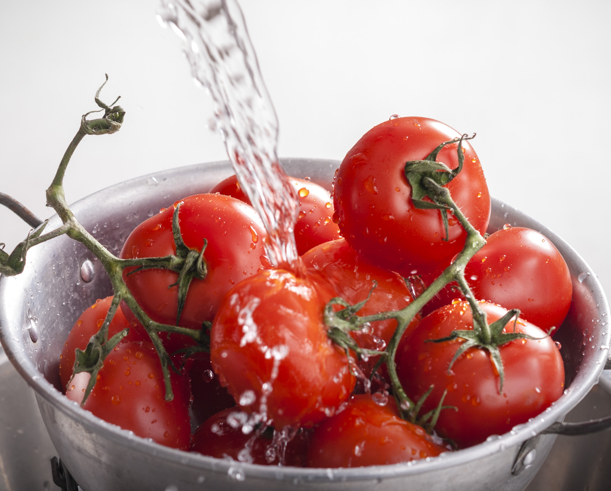 Nikon D80 + AF Nikkor 85mm f/1.8 sample photo. Rinsing tomatoes-5204.jpg photography