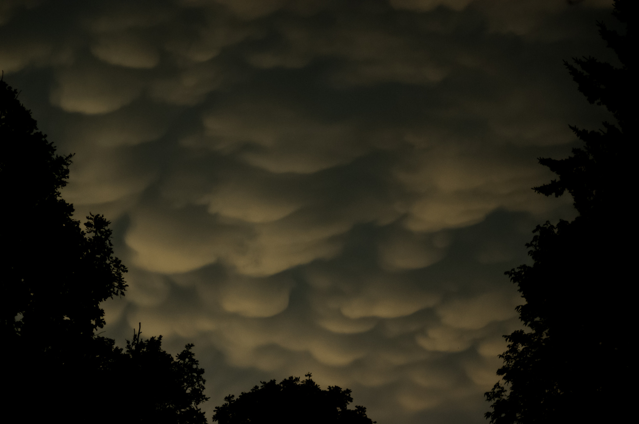 Pentax K-3 II + smc PENTAX-F 70-210mm F4-5.6 sample photo. Mamantus cloud formation photography