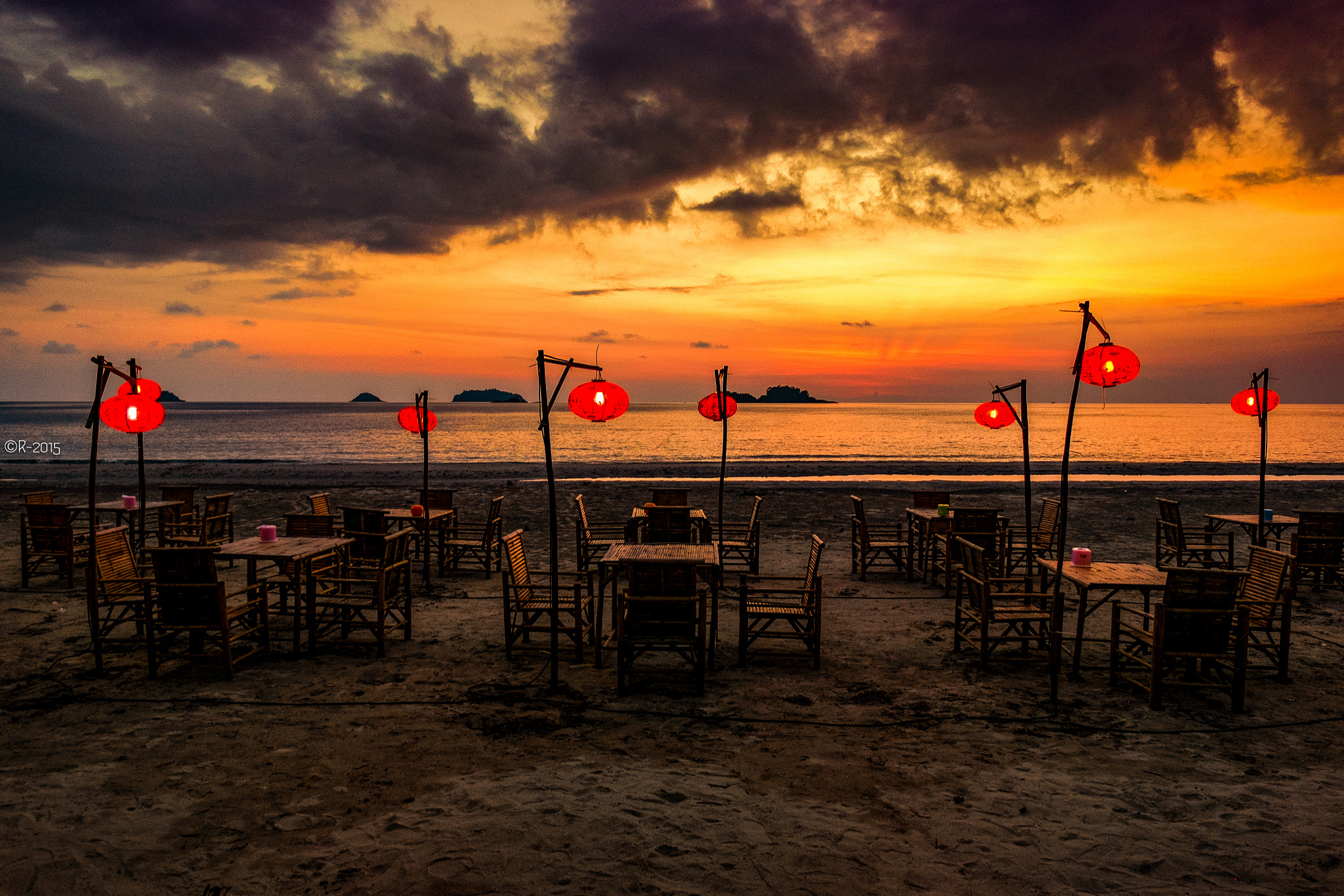 Fujifilm X-Pro1 + Fujifilm XF 14mm F2.8 R sample photo. Waiting for the waiter photography