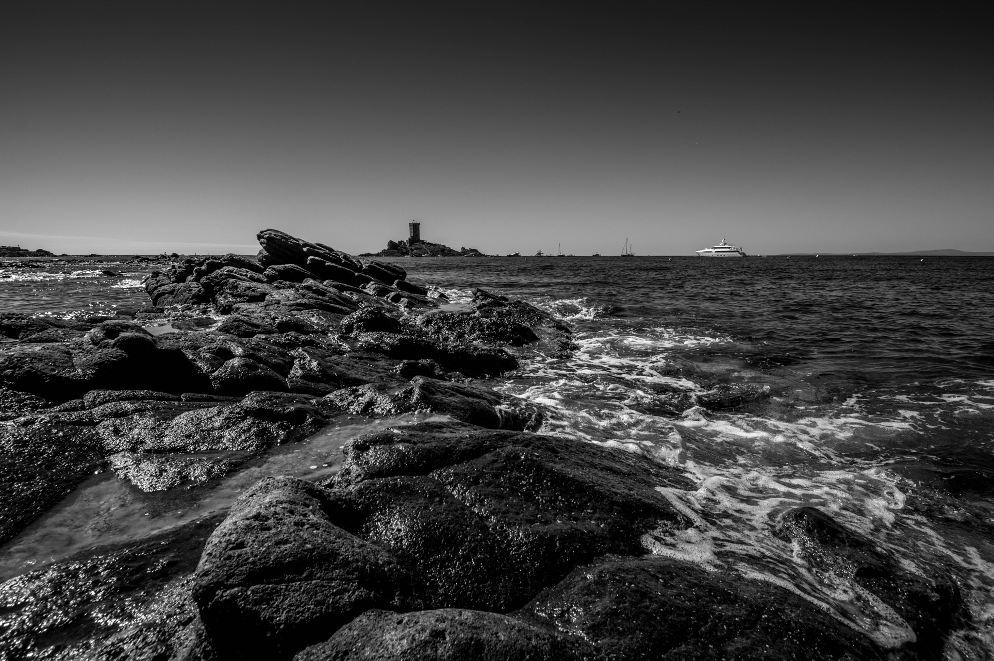 Sigma 8-16mm F4.5-5.6 DC HSM sample photo. Ile d'or - black & white photography