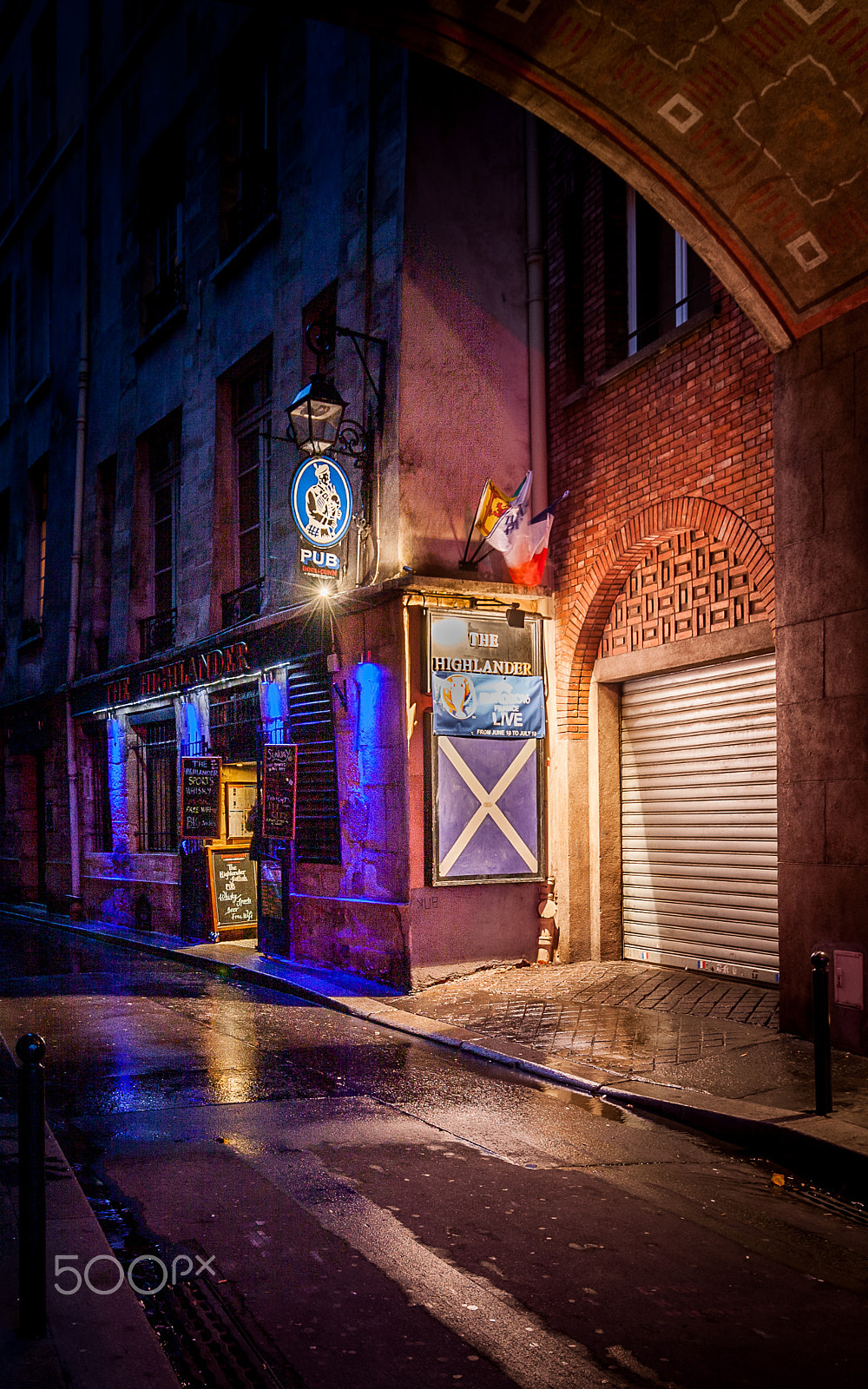 Sigma 10-20mm F3.5 EX DC HSM sample photo. Highlander pub, paris, france photography