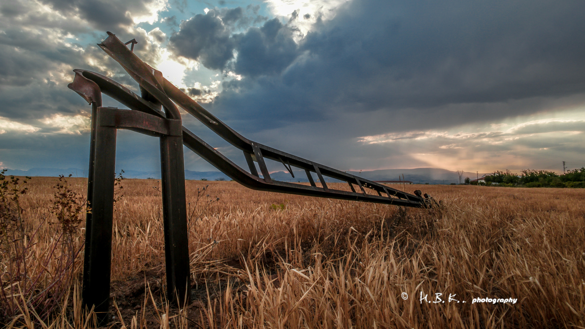 Samsung NX500 + NX 16mm F2.4 sample photo. Rusty,curved and alone photography