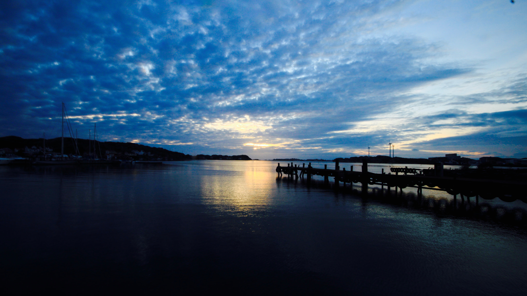 Canon EOS 500D (EOS Rebel T1i / EOS Kiss X3) + Sigma 10-20mm F4-5.6 EX DC HSM sample photo. Blue sunset photography