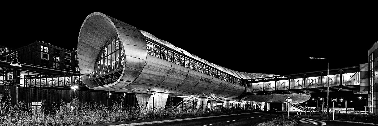 Canon EOS 5DS + Canon EF 11-24mm F4L USM sample photo. Belval train station b&w photography