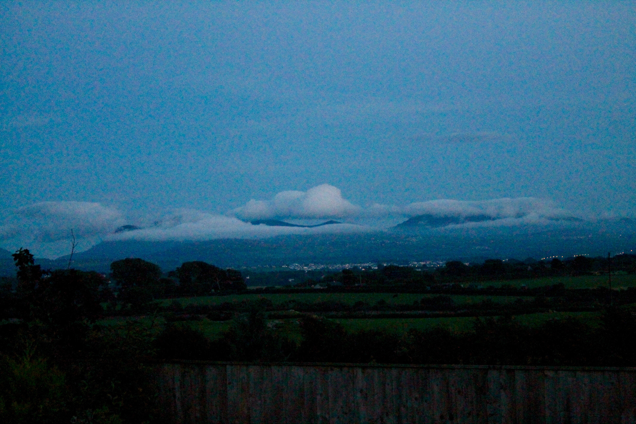 Canon EOS 1100D (EOS Rebel T3 / EOS Kiss X50) + Canon EF-S 18-55mm F3.5-5.6 III sample photo. Dusk over snowdonia clouds rolling in photography