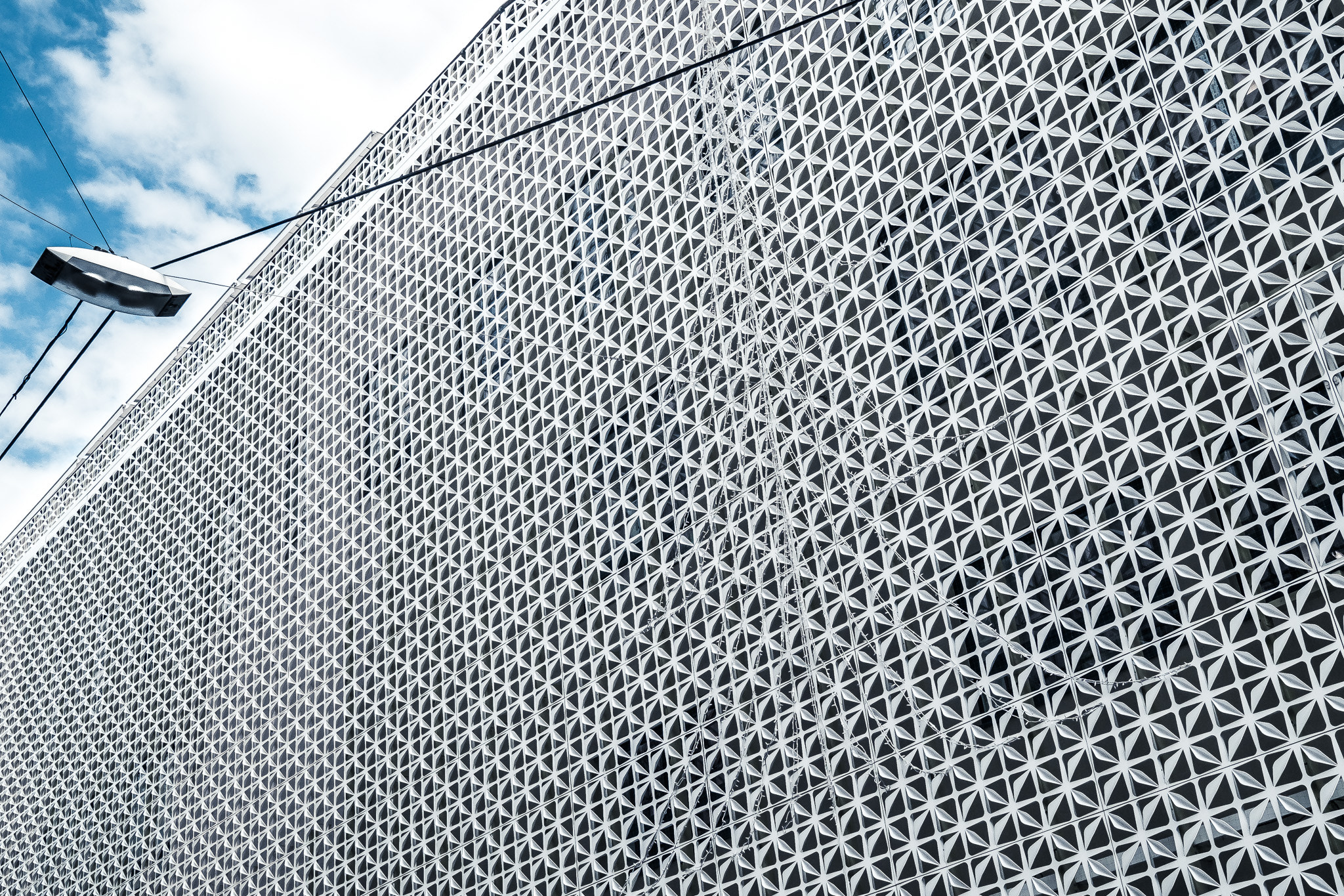 Fujifilm XF 10-24mm F4 R OIS sample photo. Gergross shopping mall facade photography