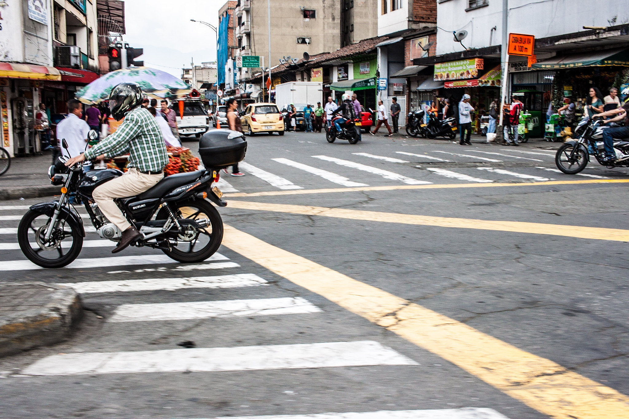 Canon EF-S 24mm F2.8 STM sample photo. Misdirection photography