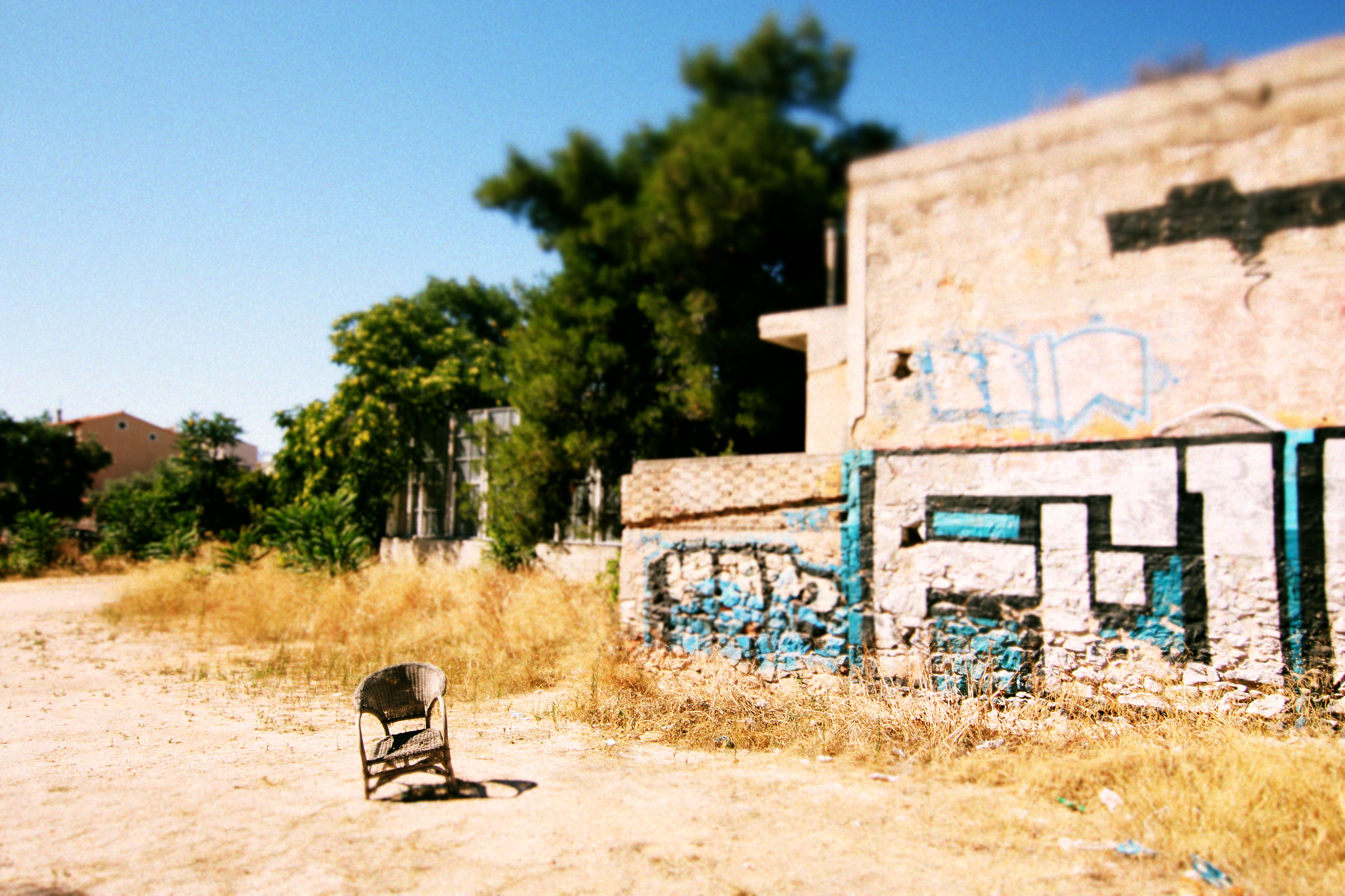 Canon EOS 650D (EOS Rebel T4i / EOS Kiss X6i) sample photo. Abandoned arm chair photography