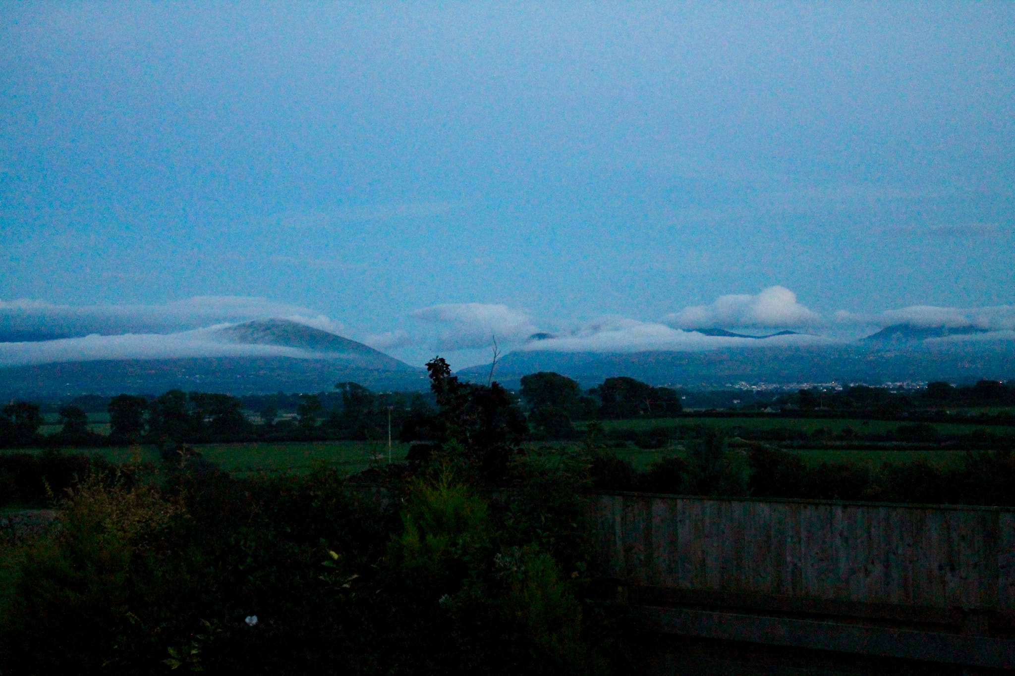 Canon EOS 1100D (EOS Rebel T3 / EOS Kiss X50) + Canon EF-S 18-55mm F3.5-5.6 III sample photo. Low dense cloud engulfing snowdonia under steal blue sky photography