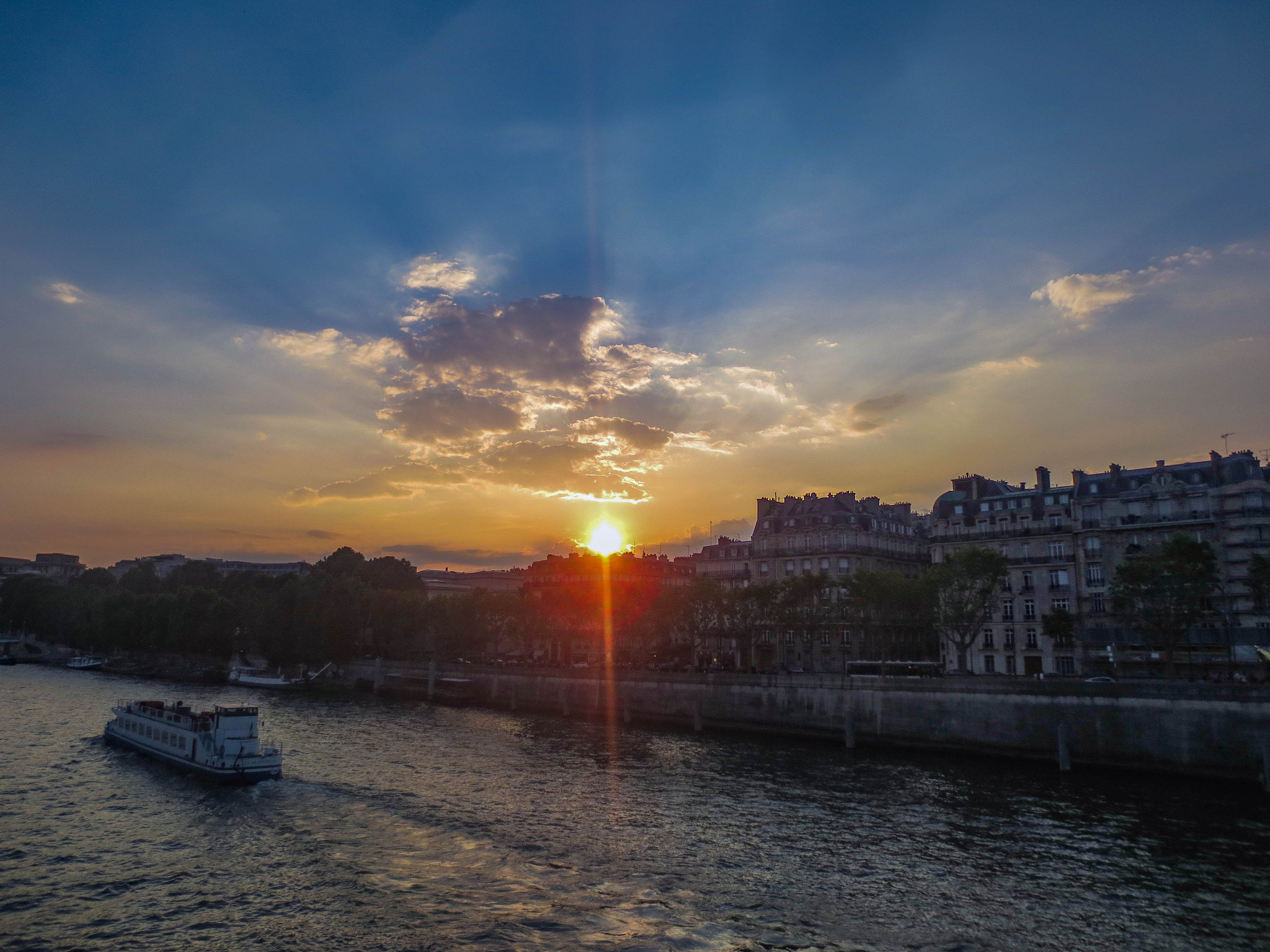 Canon POWERSHOT ELPH 320 HS sample photo. Sunset over the seine photography