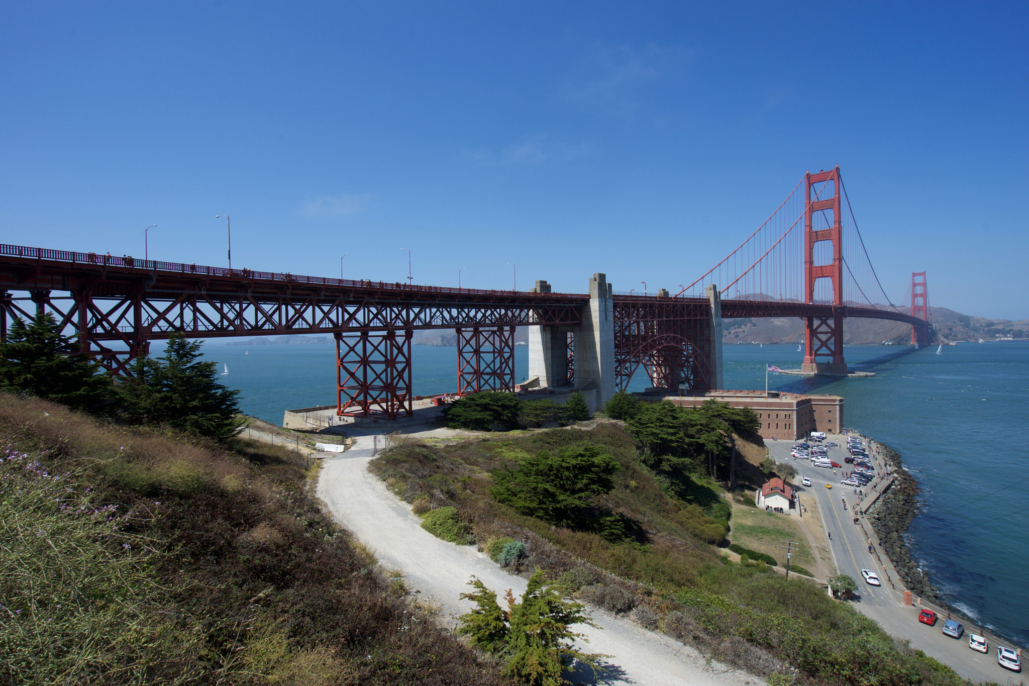 Sony a7 + Sony Vario-Tessar T* FE 16-35mm F4 ZA OSS sample photo. Golden gate bridge in wide angle photography