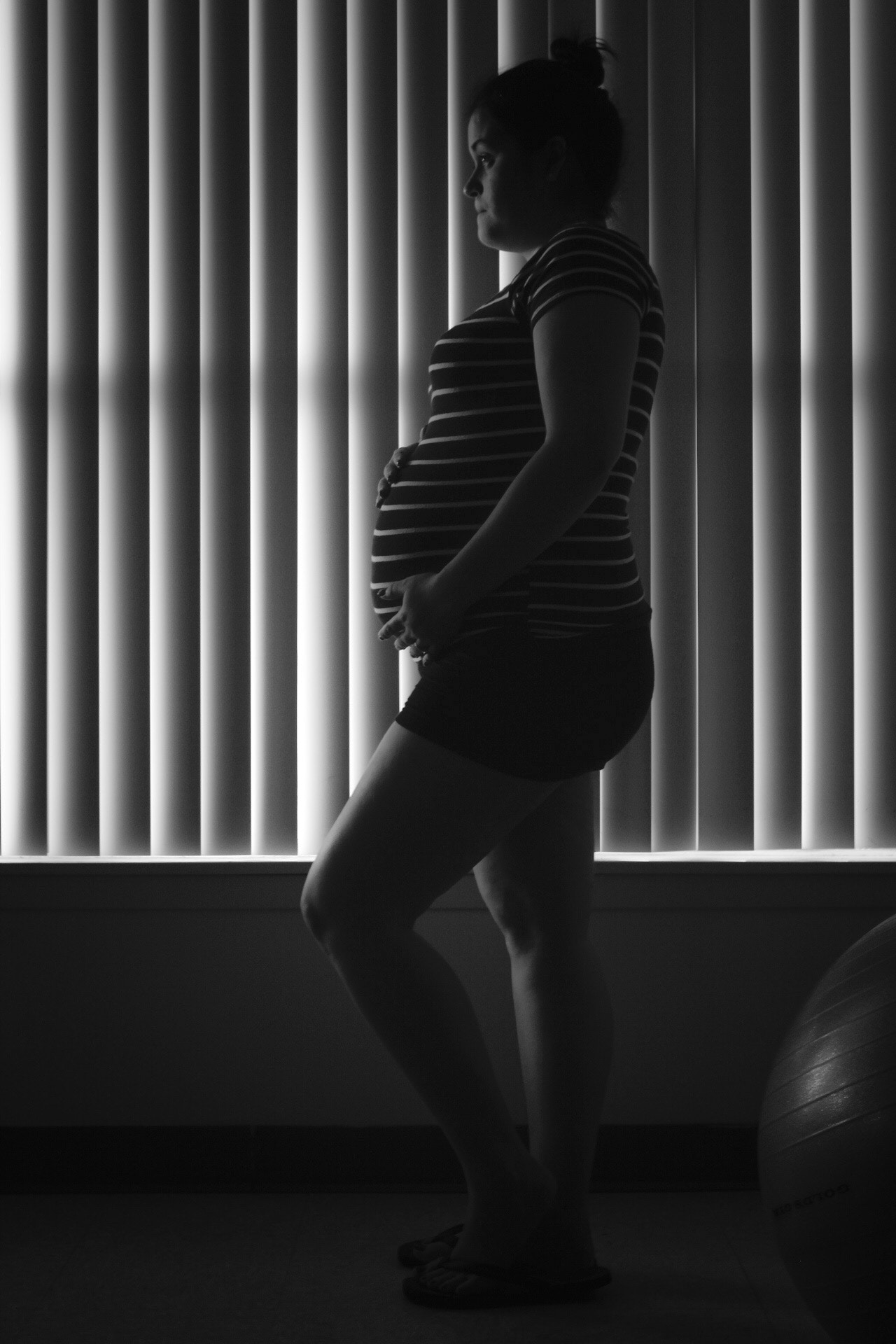 Canon EF-S 18-55mm F3.5-5.6 IS II sample photo. Beautiful pregnancy photography