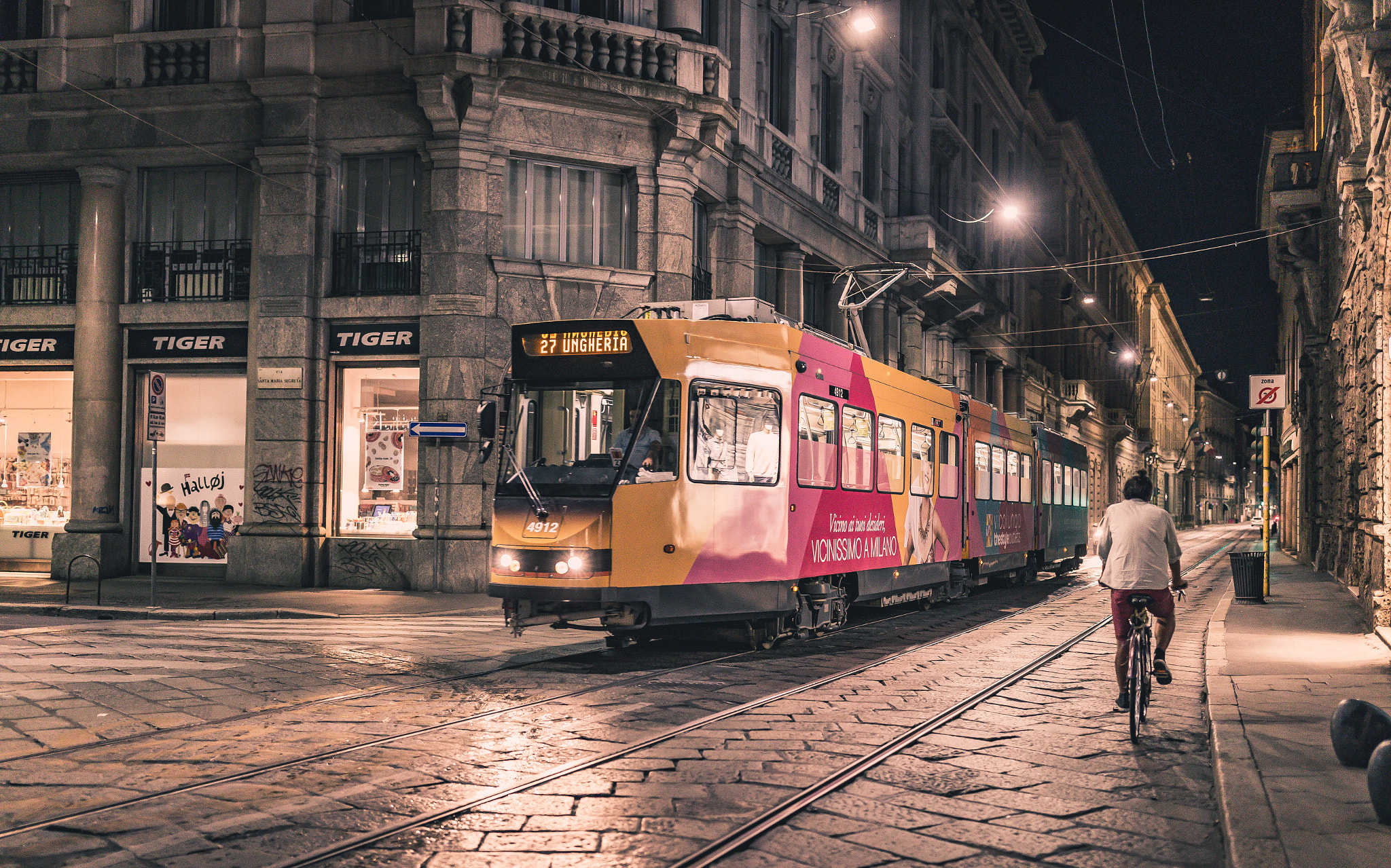 Canon EF 35mm F1.4L II USM sample photo. Tram in milan photography