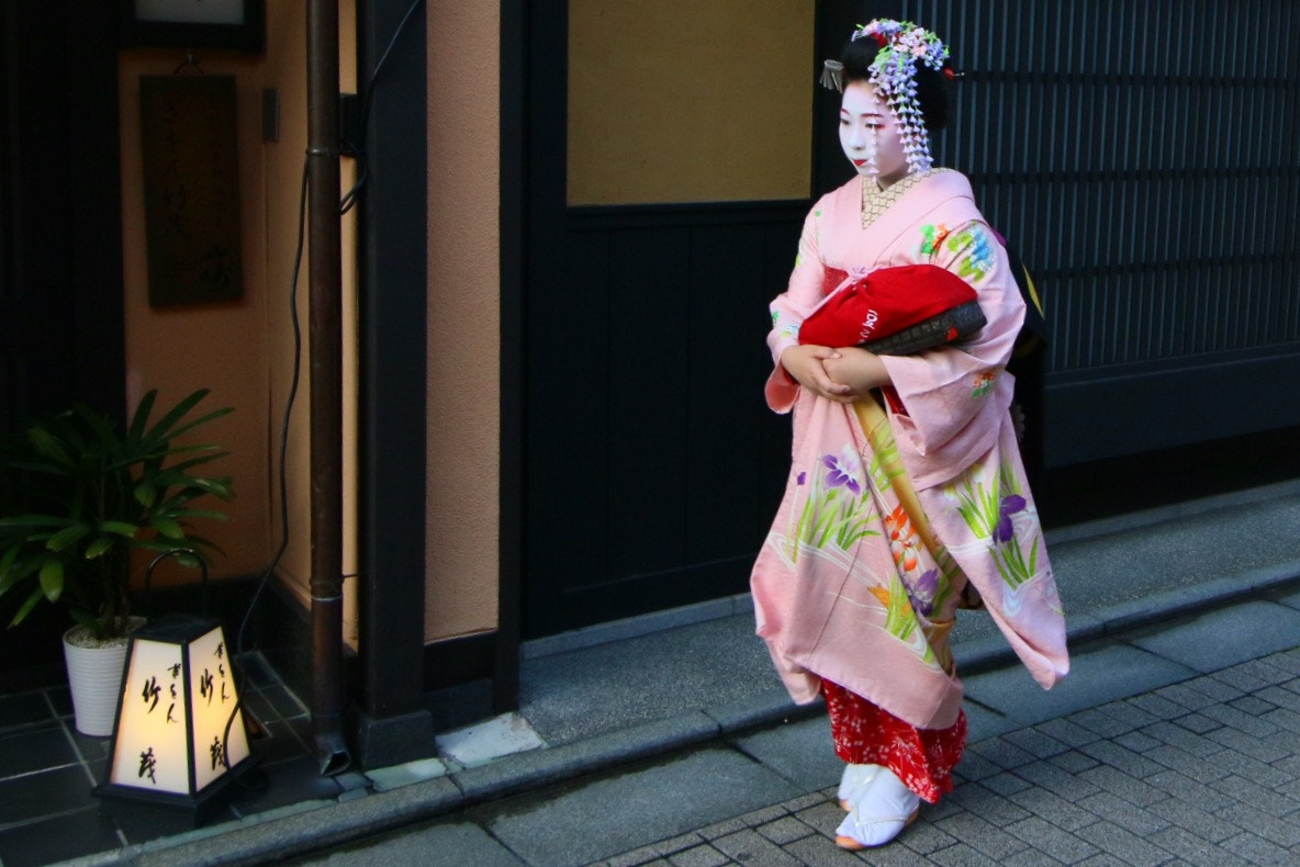 Canon EF-S 10-18mm F4.5–5.6 IS STM sample photo. Japan, kyoto: maiko making her way to performance in the back alleys of gion area. photography