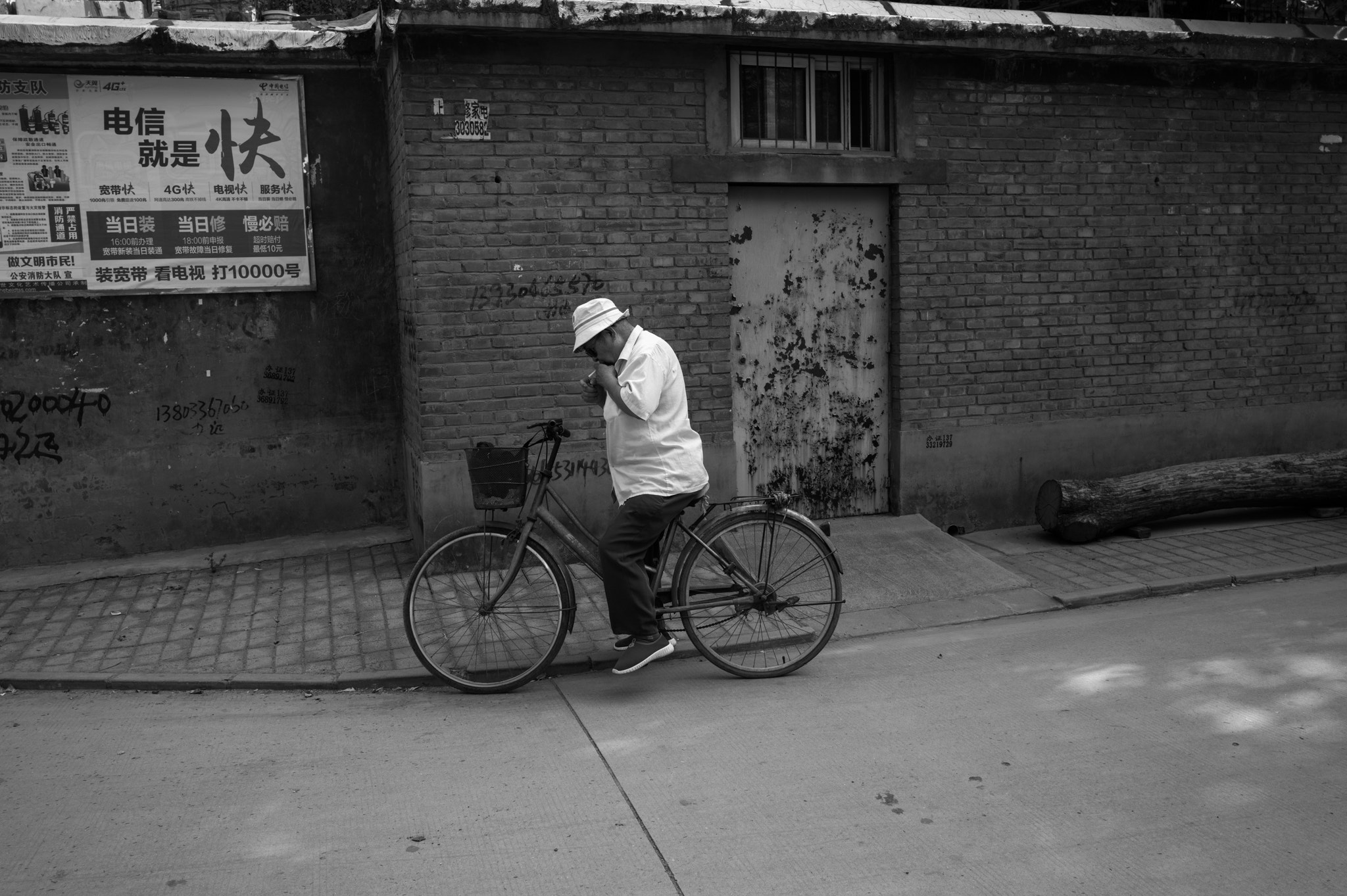 Leica Summicron-M 28mm F2 ASPH sample photo. Light a cigarette photography