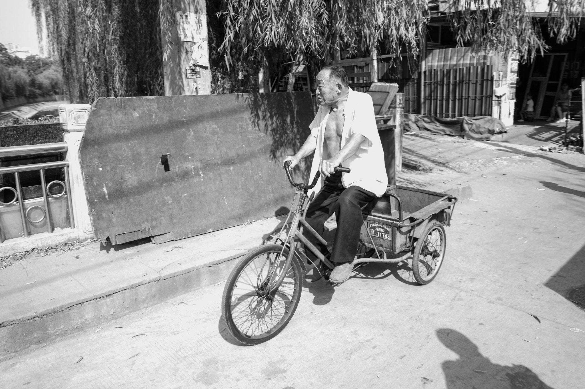 Leica Summicron-M 28mm F2 ASPH sample photo. Old man riding a tricycle photography