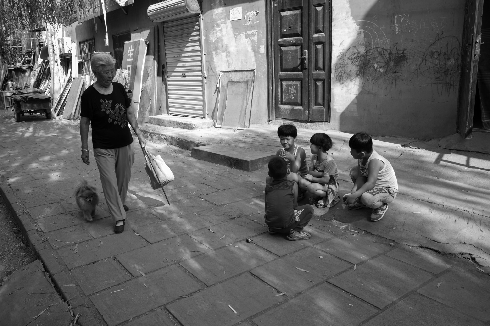 Leica Summicron-M 28mm F2 ASPH sample photo. Children playing on the street photography