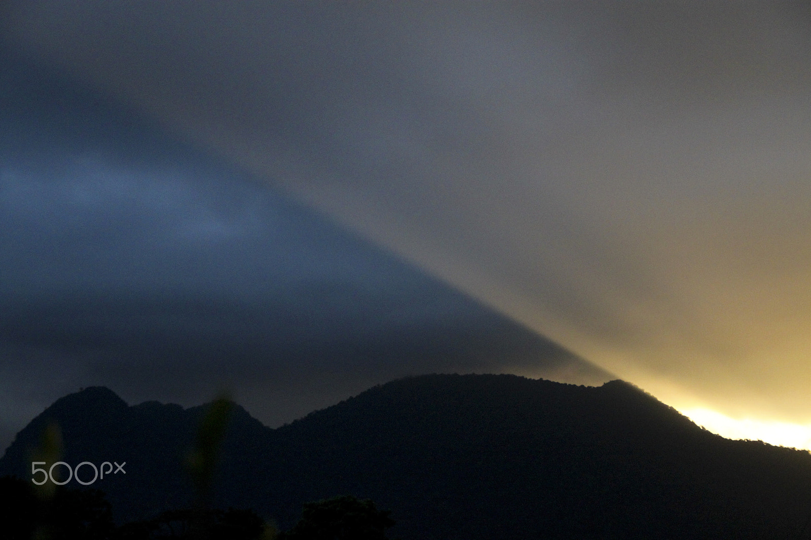 Sigma 18-200mm f/3.5-6.3 DC OS sample photo. Divided sky – volcan arenal photography
