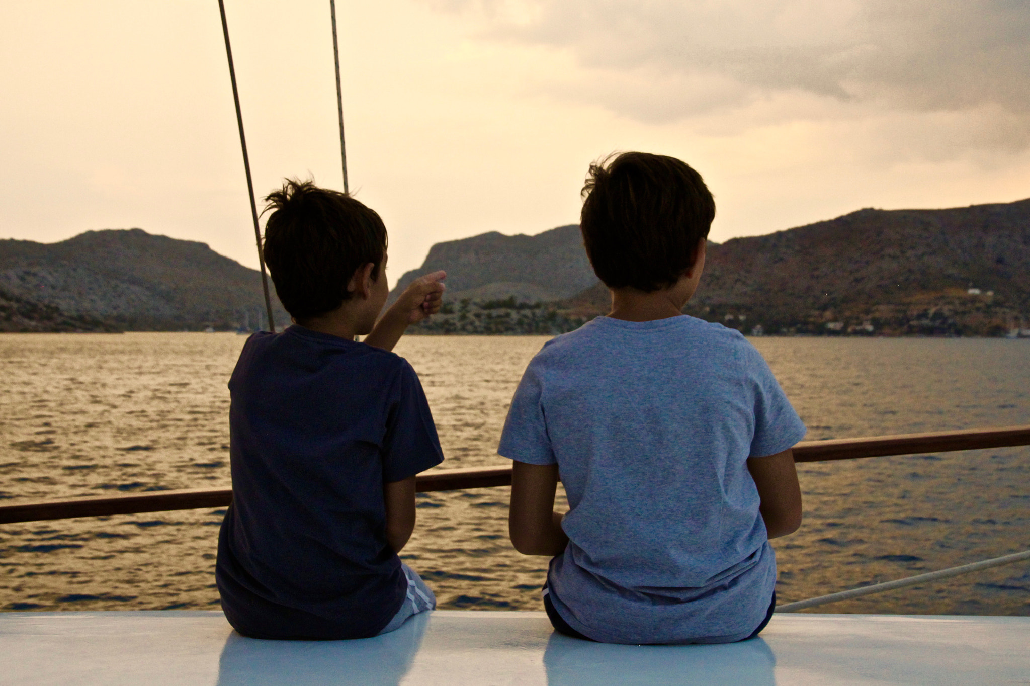 Canon EOS 500D (EOS Rebel T1i / EOS Kiss X3) sample photo. Boys in a row photography
