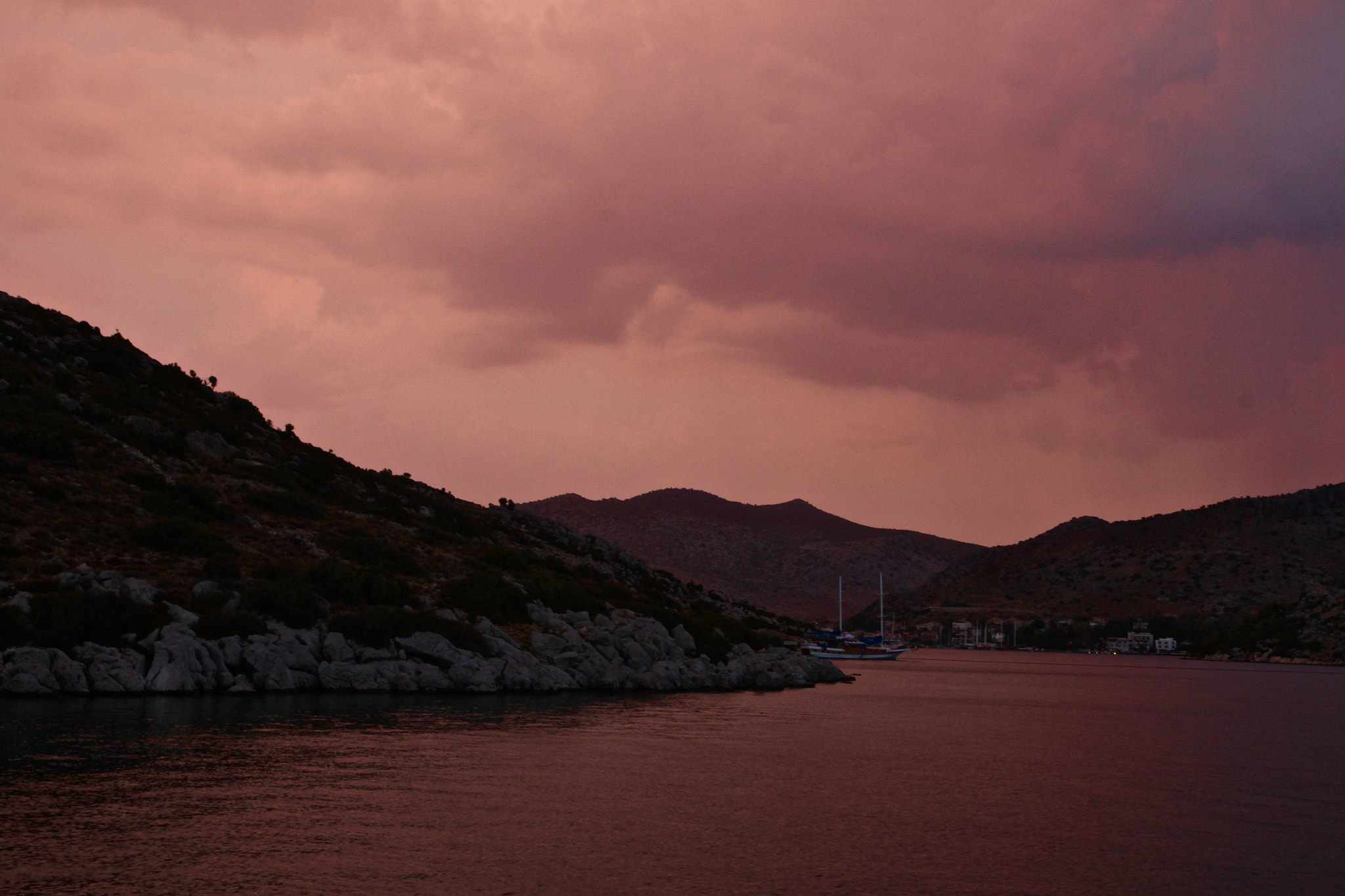 Canon EOS 500D (EOS Rebel T1i / EOS Kiss X3) sample photo. Hell out of clouds photography