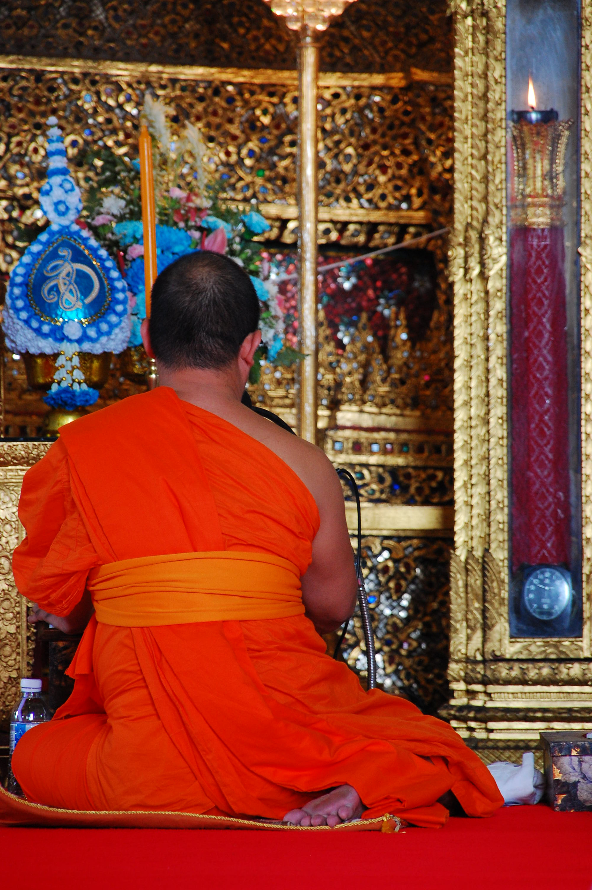 Nikon D40 + Sigma 18-200mm F3.5-6.3 DC OS HSM sample photo. Singing monk, bangkok. photography