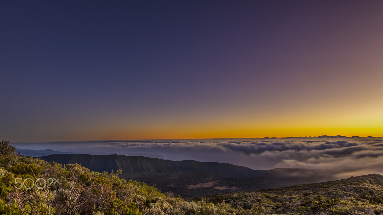 Canon EOS 750D (EOS Rebel T6i / EOS Kiss X8i) sample photo. Sunrise on the piton des neiges photography