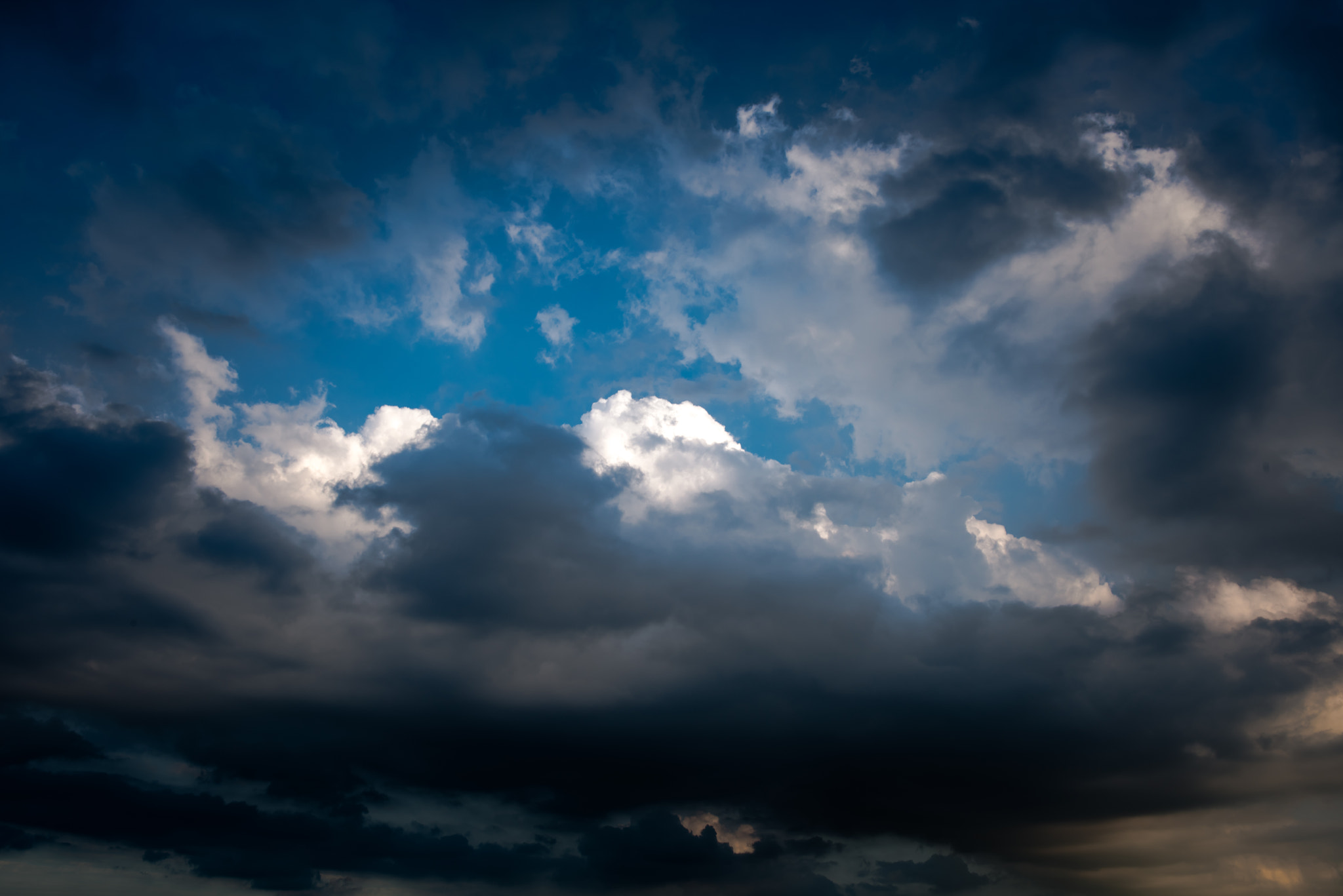 Nikon D810 + Nikon AF-S Nikkor 28mm F1.8G sample photo. Blue sky of the evening photography