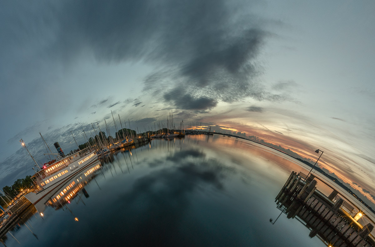 Sony a7R II + Voigtlander SUPER WIDE-HELIAR 15mm F4.5 III sample photo. A more round world in the harbor photography