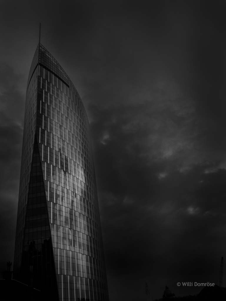 Olympus OM-D E-M1 + Panasonic Lumix G Vario 7-14mm F4 ASPH sample photo. Just dark photography
