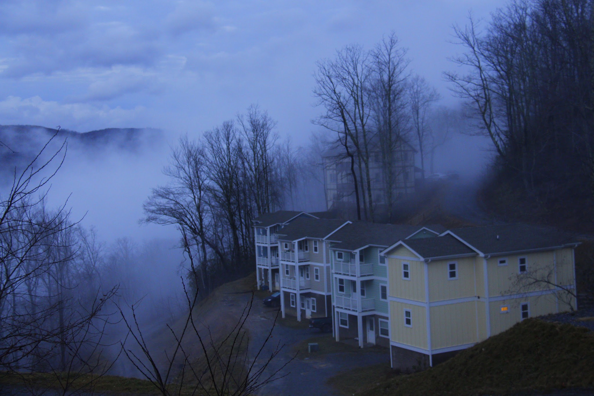Canon EOS 650D (EOS Rebel T4i / EOS Kiss X6i) sample photo. Evening fog photography