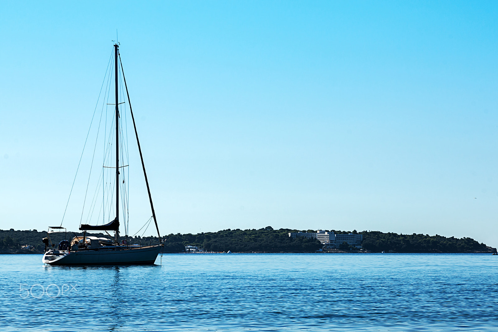 Canon EOS 500D (EOS Rebel T1i / EOS Kiss X3) sample photo. Boat on sea on a cloudless day photography