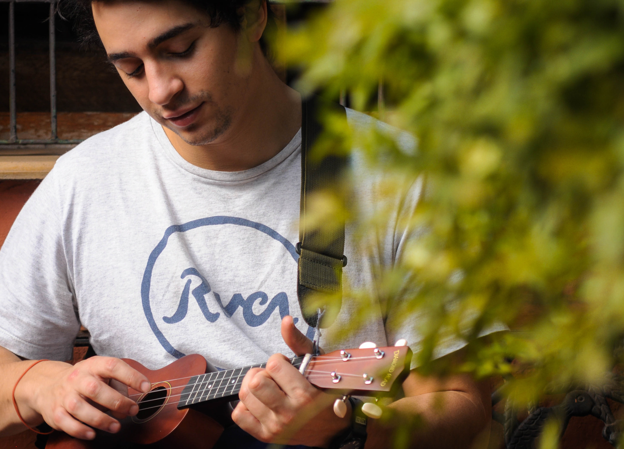 Nikon D90 + AF Nikkor 70-210mm f/4-5.6 sample photo. Ukelele en el patio photography