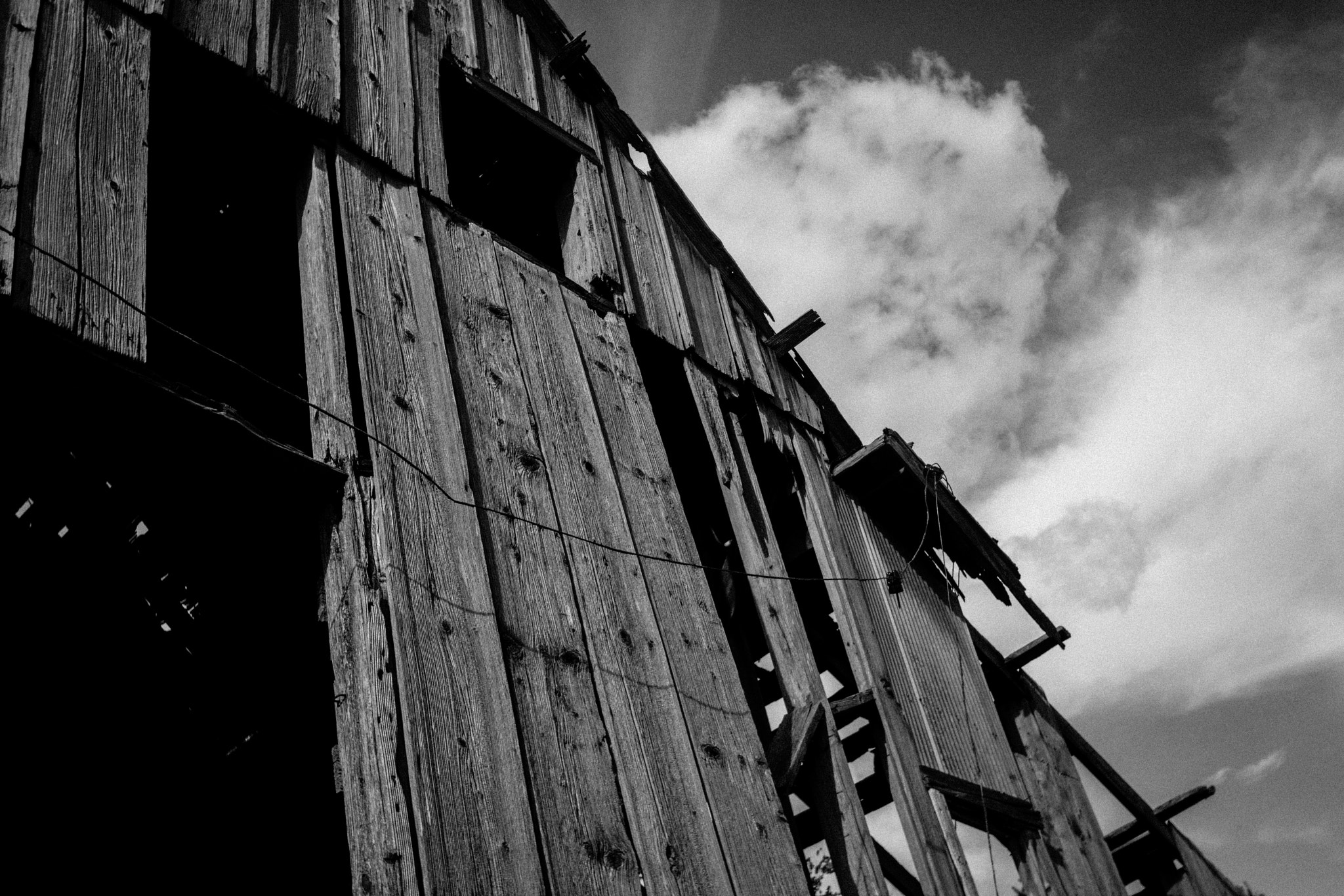 Canon EOS 760D (EOS Rebel T6s / EOS 8000D) + Sigma 10-20mm F3.5 EX DC HSM sample photo. Old barn w clouds bw photography