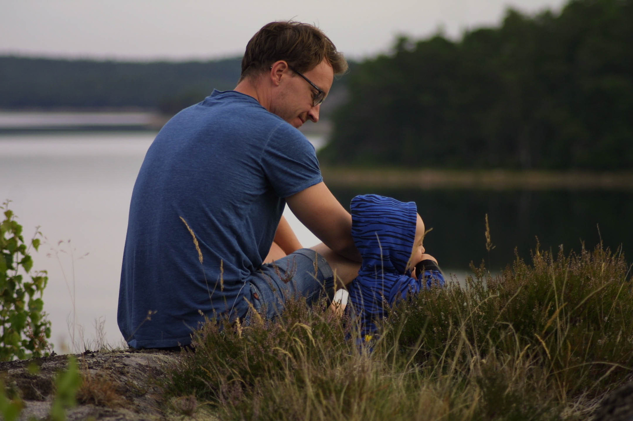 Canon EOS D30 + Tamron AF 70-300mm F4-5.6 Di LD Macro sample photo. Baby and boyfriend overlooking sea photography