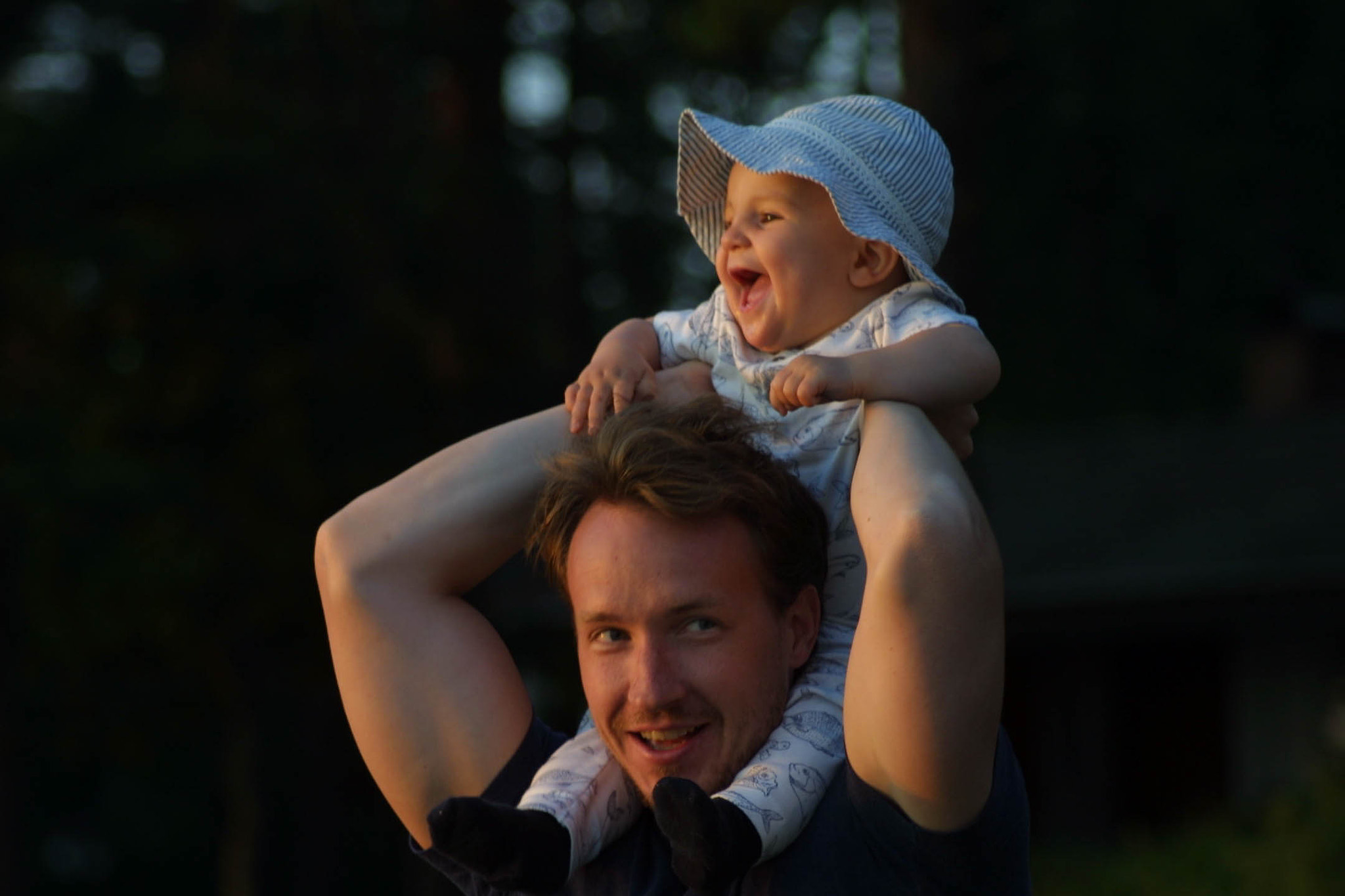 Canon EOS D30 sample photo. Baby on boyfriend photography