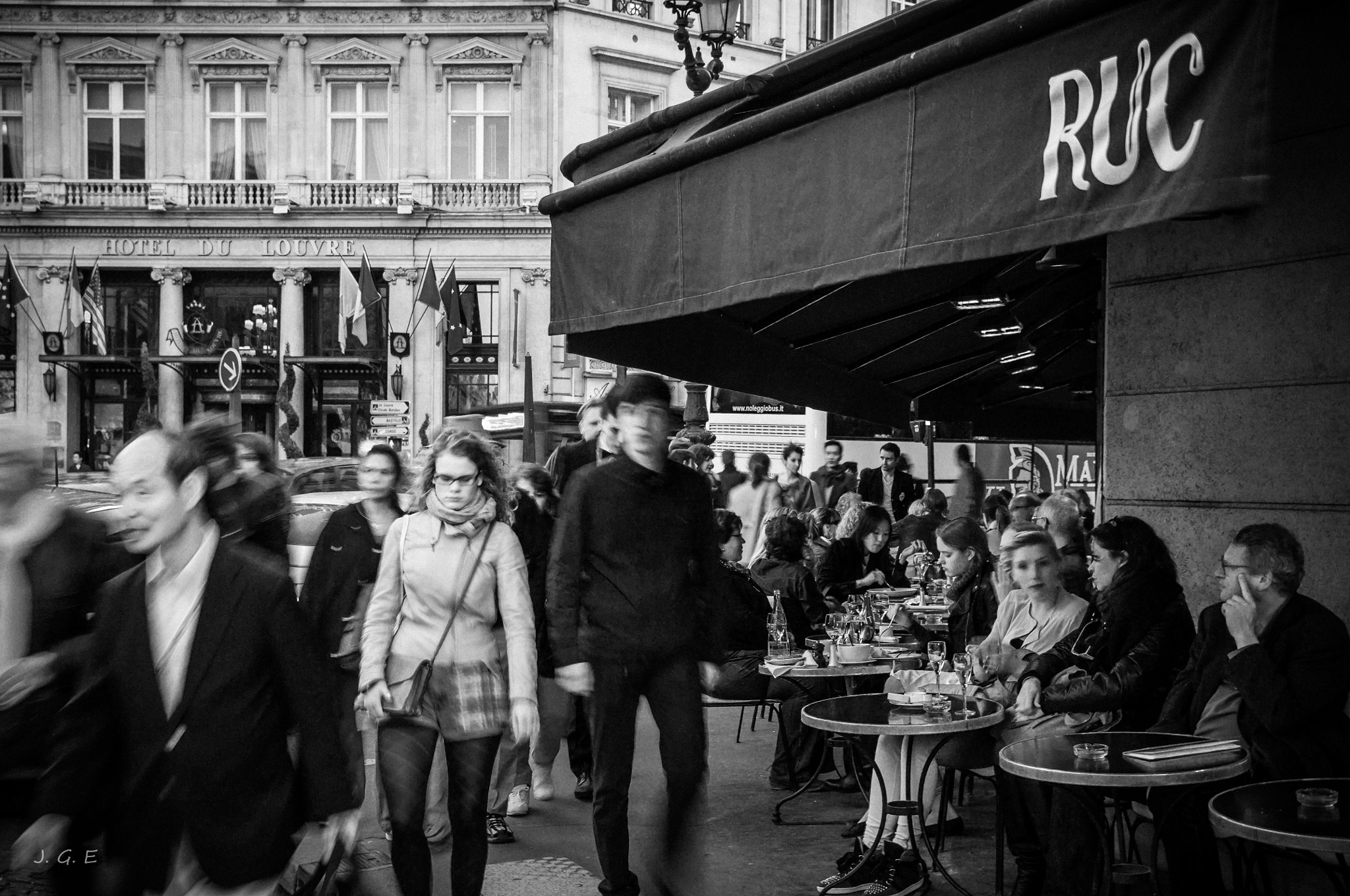 Sigma 17-70mm F2.8-4 DC Macro OS HSM sample photo. Rue de parís photography