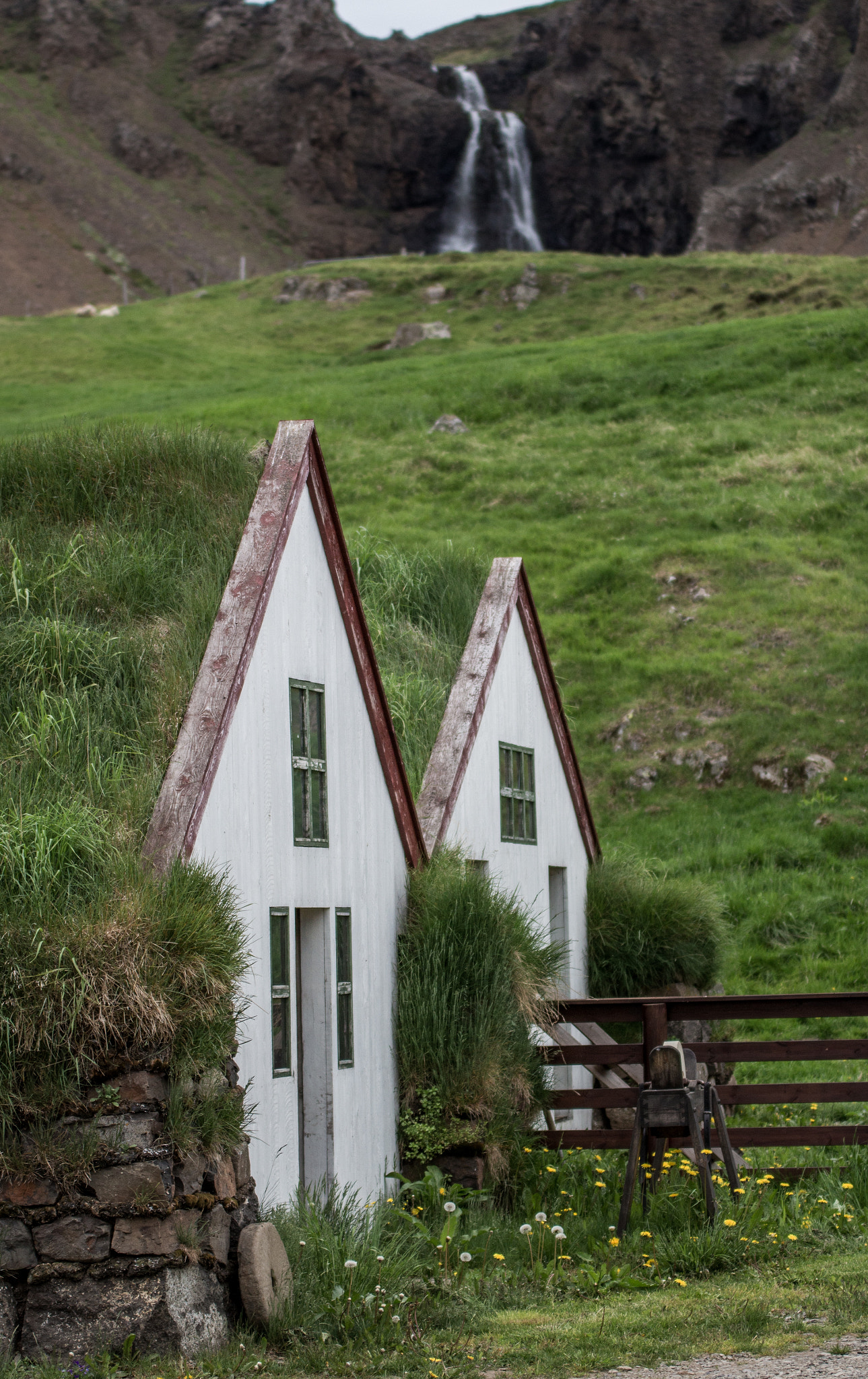 Sigma 70-200mm F2.8 EX DG OS HSM sample photo. The old house photography