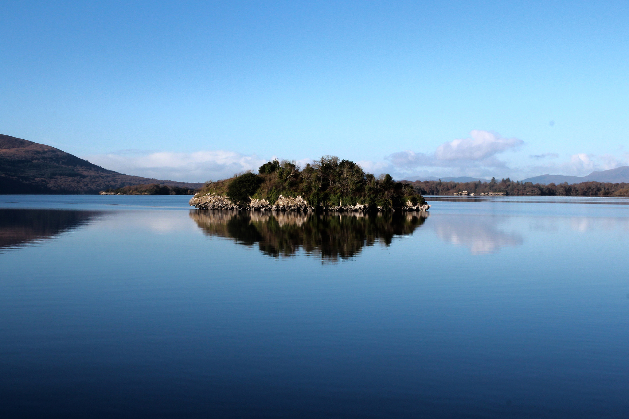 Canon EOS 600D (Rebel EOS T3i / EOS Kiss X5) + Canon EF 35mm F2 sample photo. Island in the lake photography
