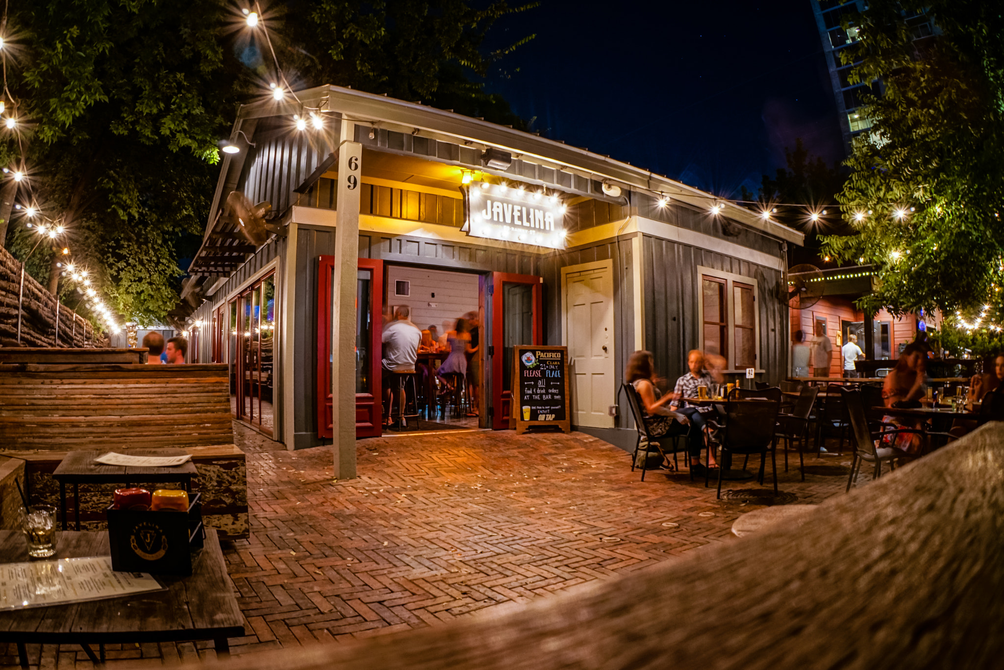 Sony a6300 + Sony E 20mm F2.8 sample photo. Rainey street photography