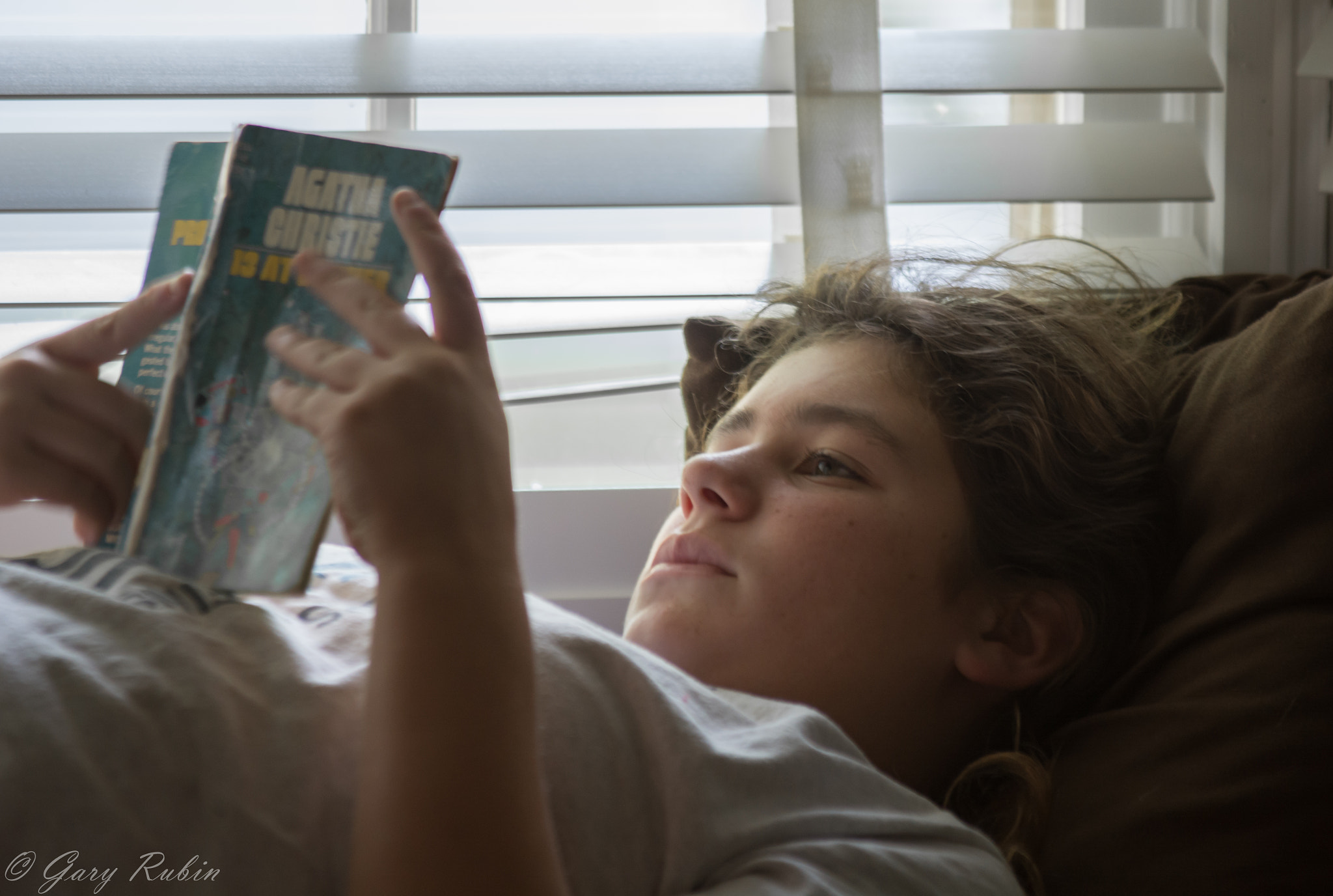 AF-S Zoom-Nikkor 80-200mm f/2.8D IF-ED sample photo. Reading on the window seat photography
