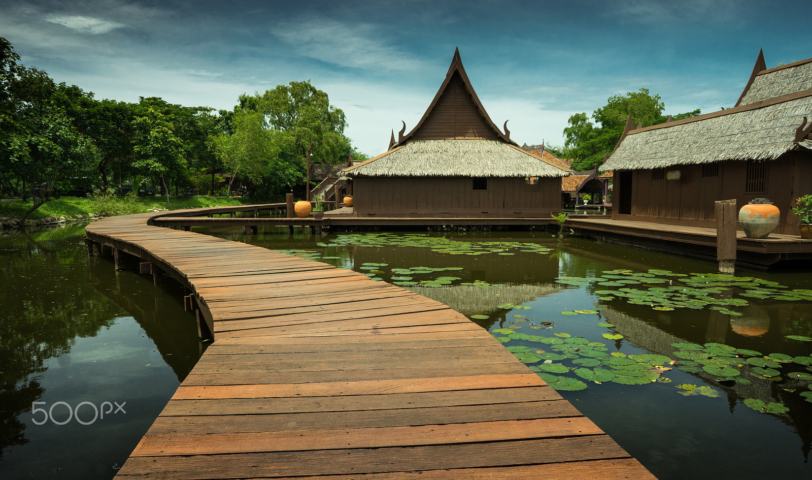 Sony a7R + ZEISS Batis 25mm F2 sample photo. Typical thai house photography