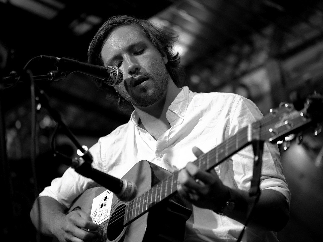 Panasonic Leica DG Nocticron 42.5mm F1.2 ASPH OIS sample photo. Acoustic guitarist photography