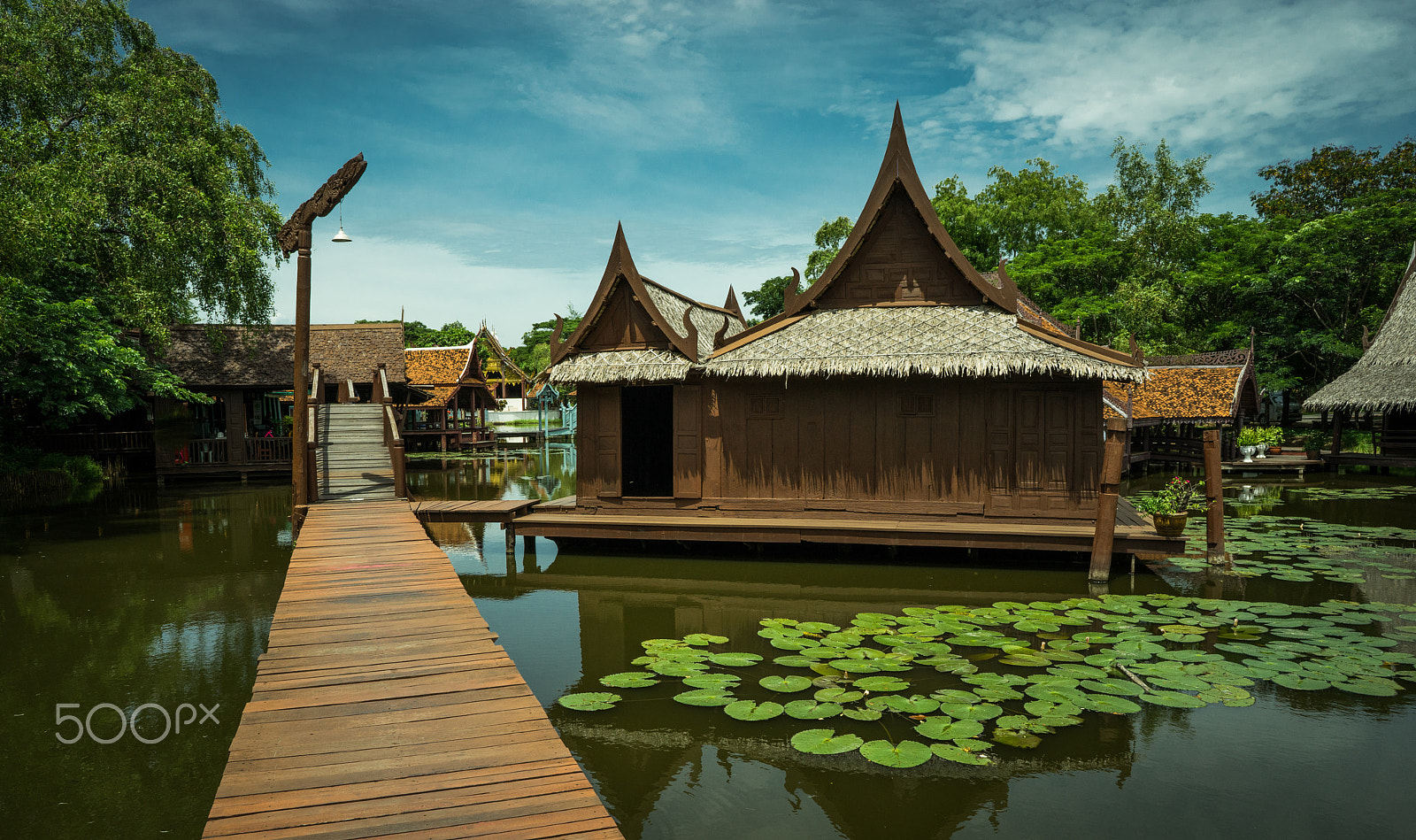 ZEISS Batis 25mm F2 sample photo. Thai style house photography