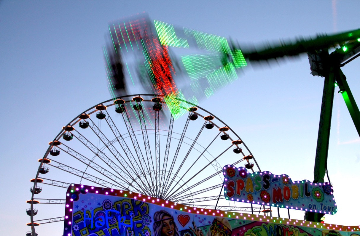 Canon EOS 1100D (EOS Rebel T3 / EOS Kiss X50) + Canon 18-270mm sample photo. Funfair kirmes neuss photography